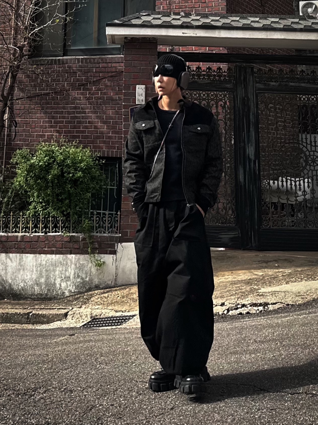 C.P. Company Cotton Goggle Beanie Black - 21SS, Prada Monolith Nuanced Brushed Leather Lace-Up Shoes Black Silver 착용 스타일 - 7