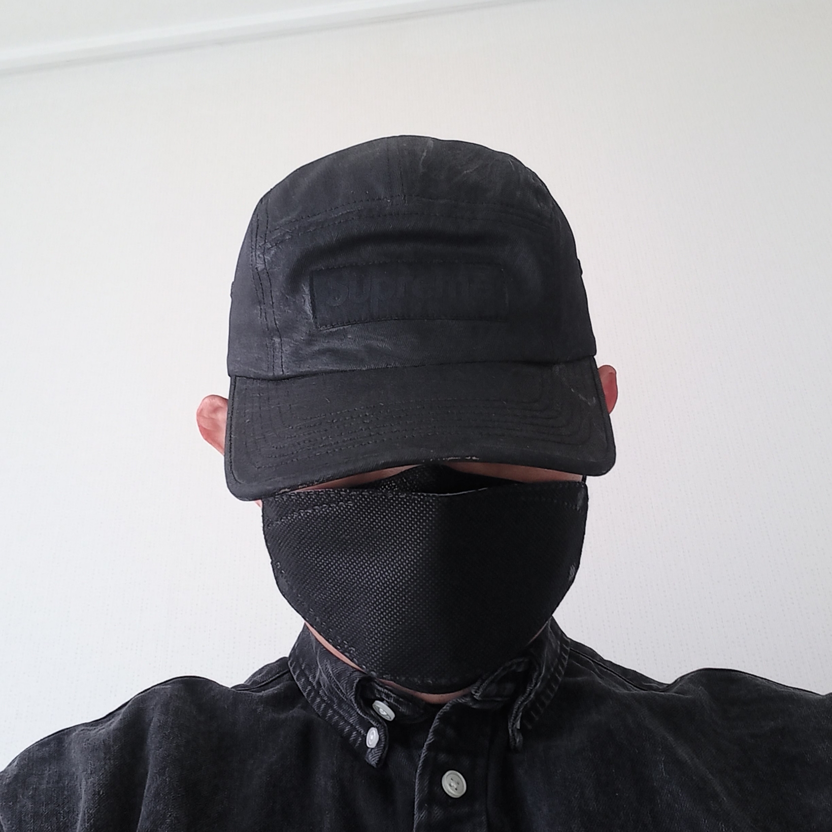 Supreme x MM6 Maison Margiela Painted Camp Cap Black - 24SS, Supreme Small Box Shirt Washed Black - 24SS 착용 스타일 - 1
