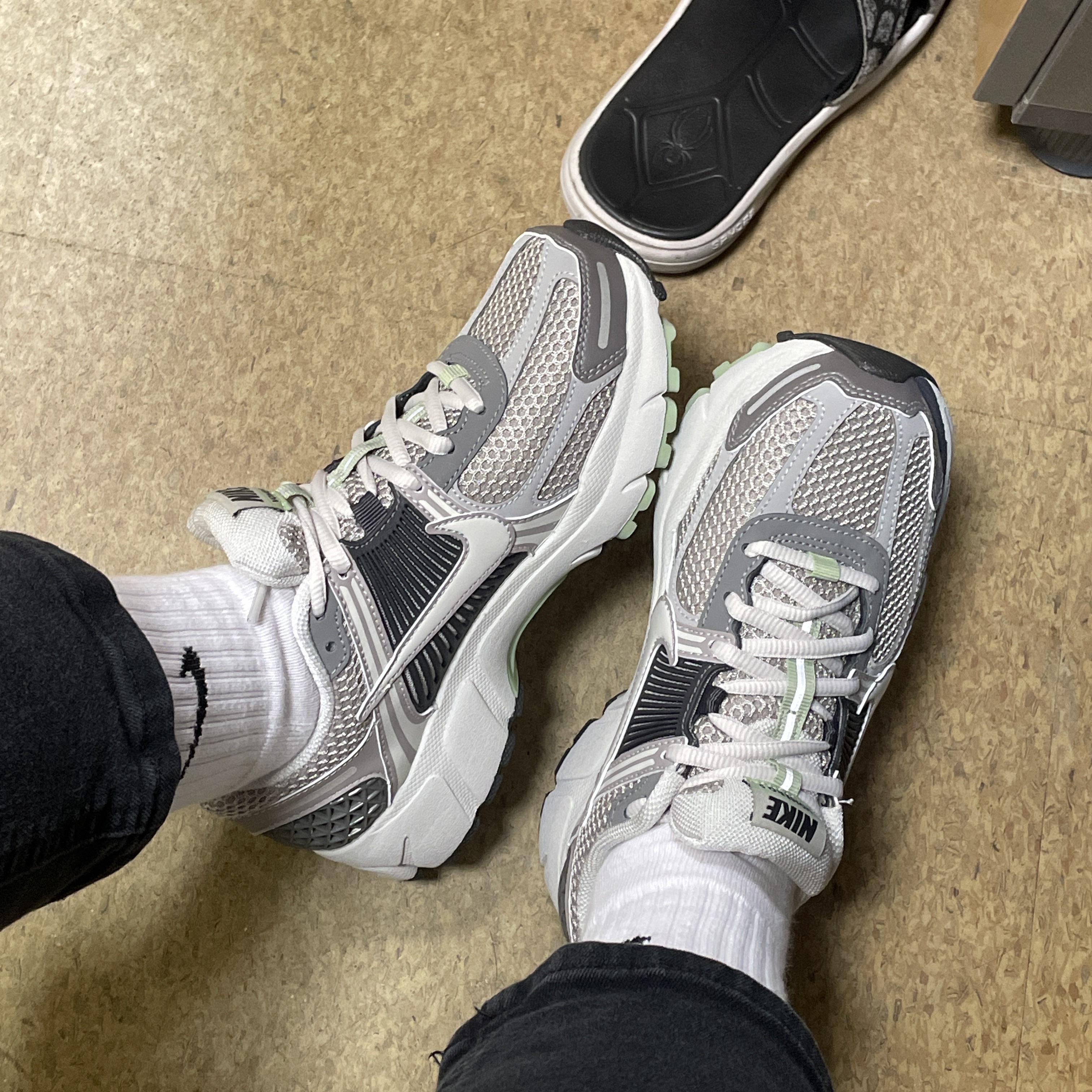 (W) Nike Zoom Vomero 5 Cobblestone and Flat Pewter 착용 스타일
