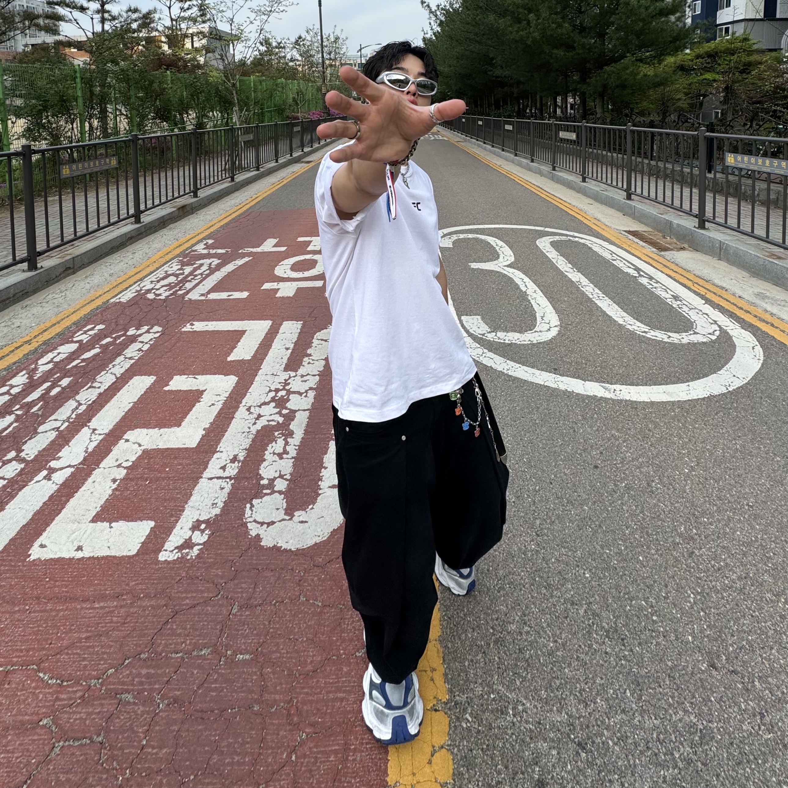 Balenciaga Cargo Sneakers Grey White Blue 착용 스타일 - 3