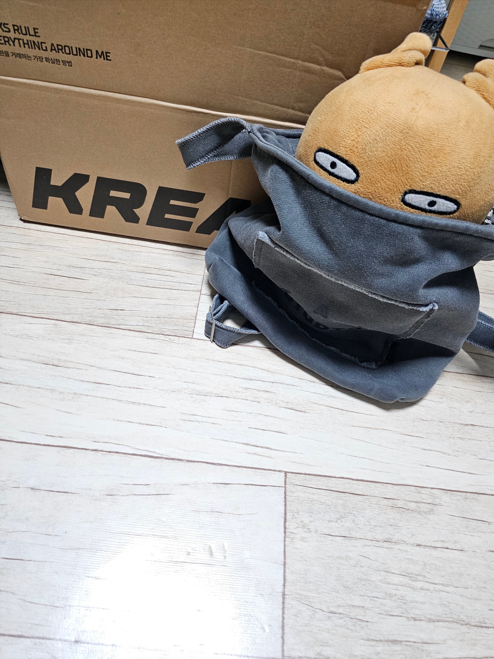 IAB Studio Pigment Sweatshirt & Mini Bag Black 착용 스타일 - 3