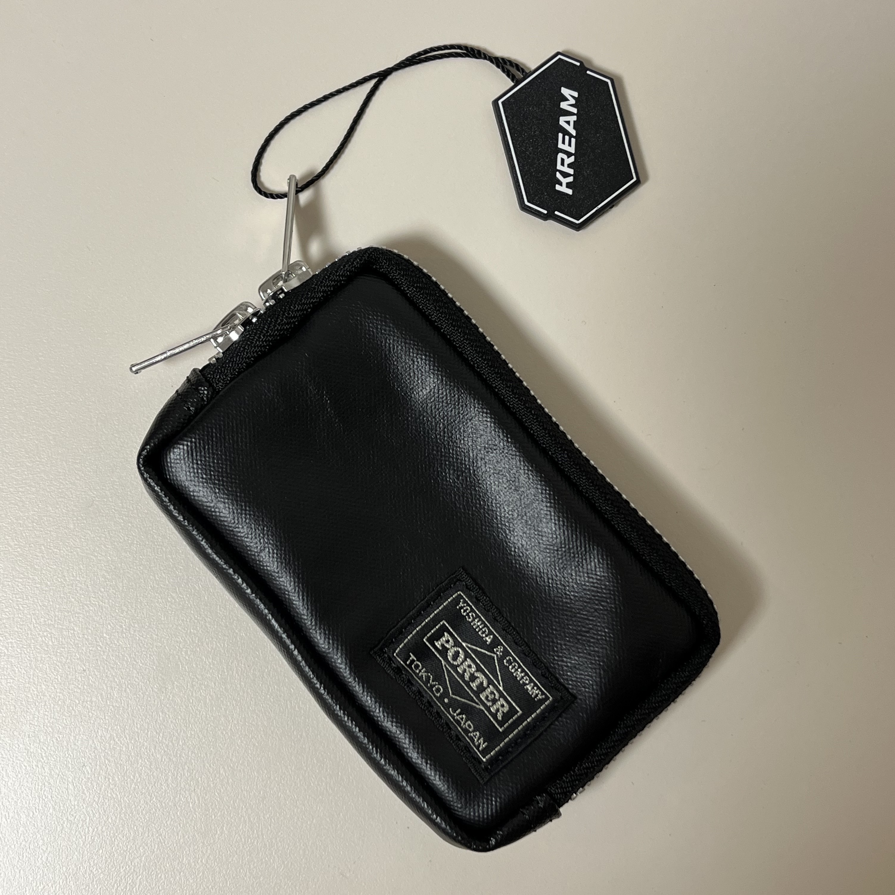 Porter Freestyle Multi Coin Case Black 착용 스타일