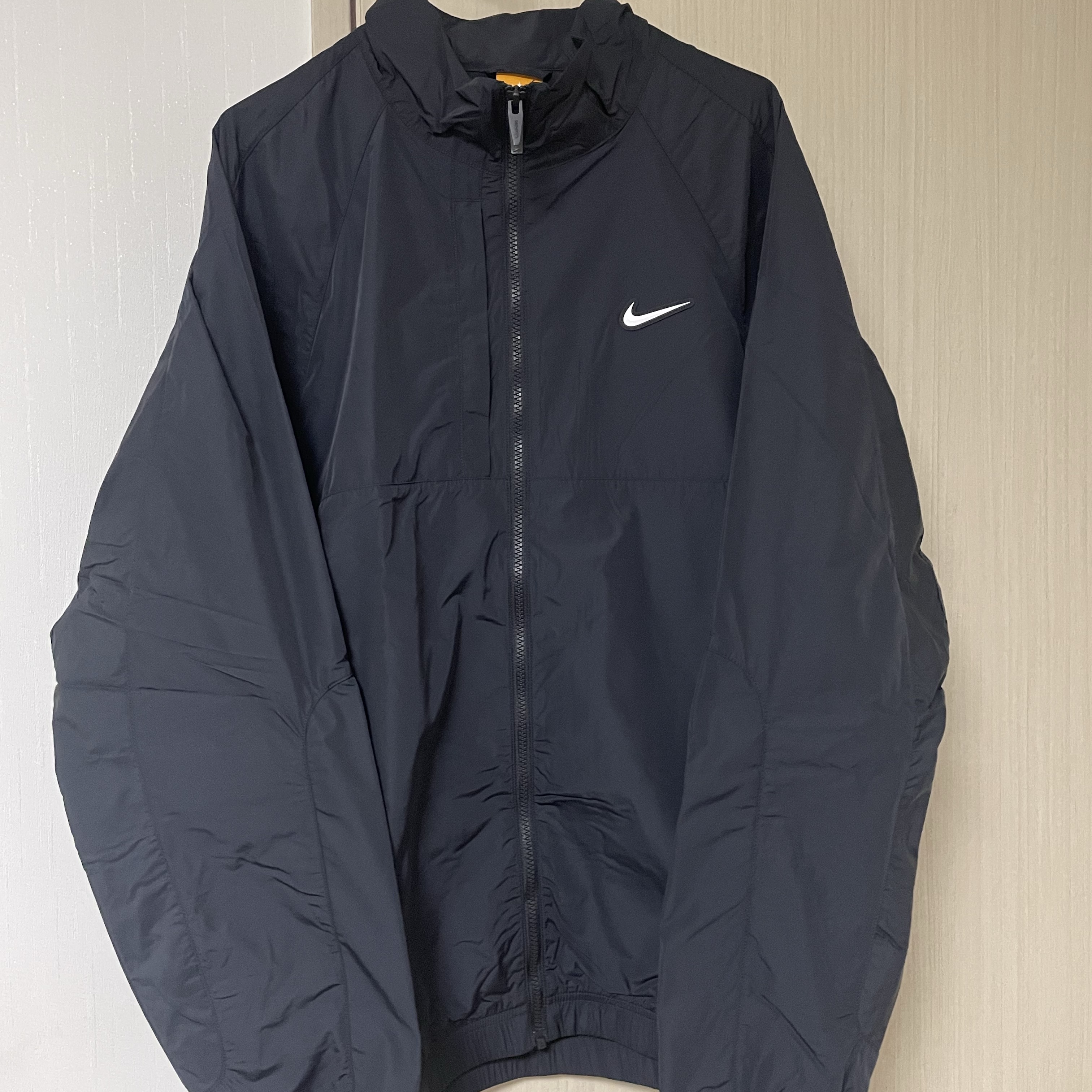 Nike x Drake Nocta Nylon Track Jacket Black (FN7666-010) 착용 스타일 - 1