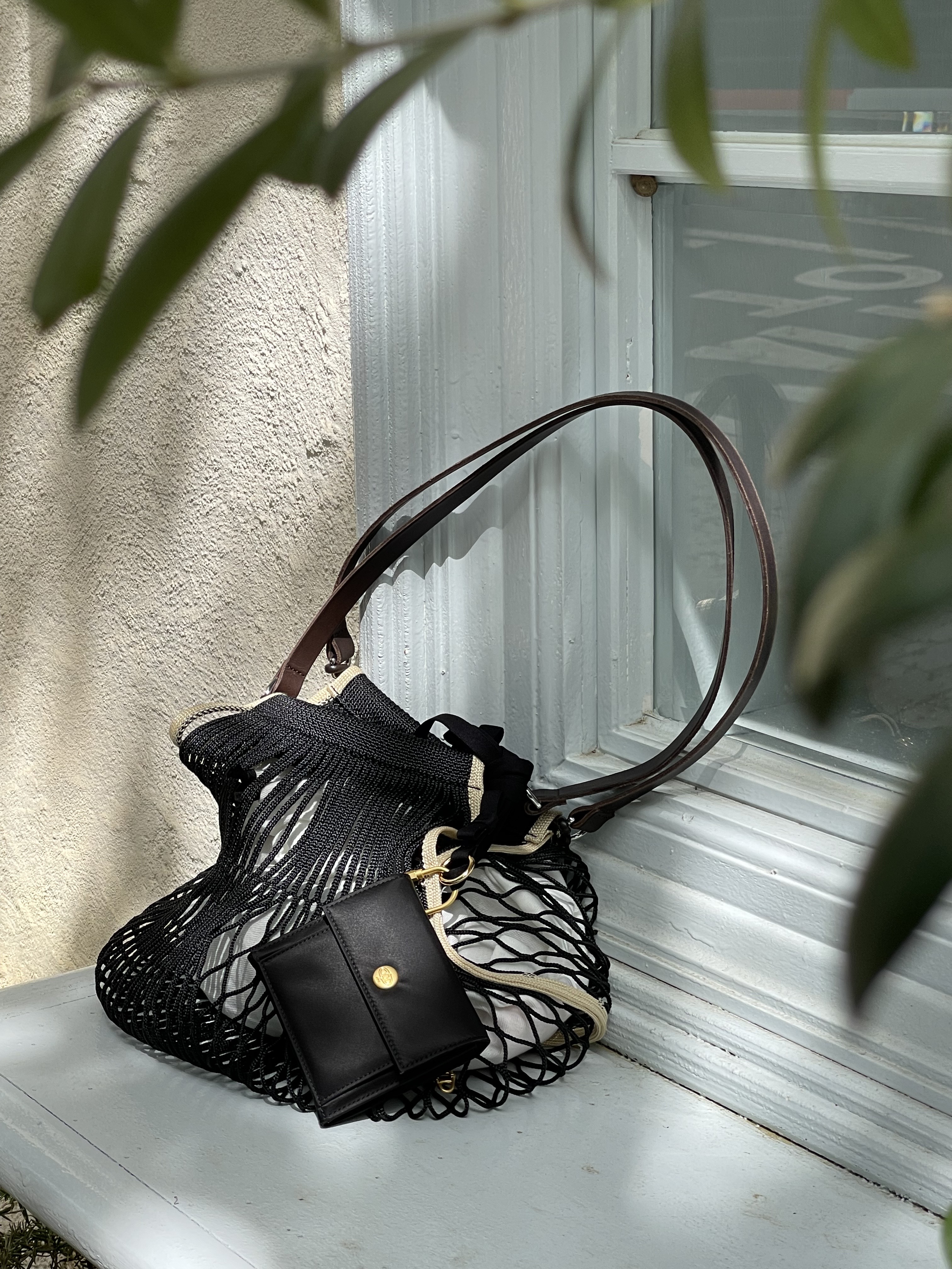 Athe Vanessabruno Jour Flap Wallet Black, Athe Vanessabruno Jour Flap Wallet Burgundy 착용 스타일