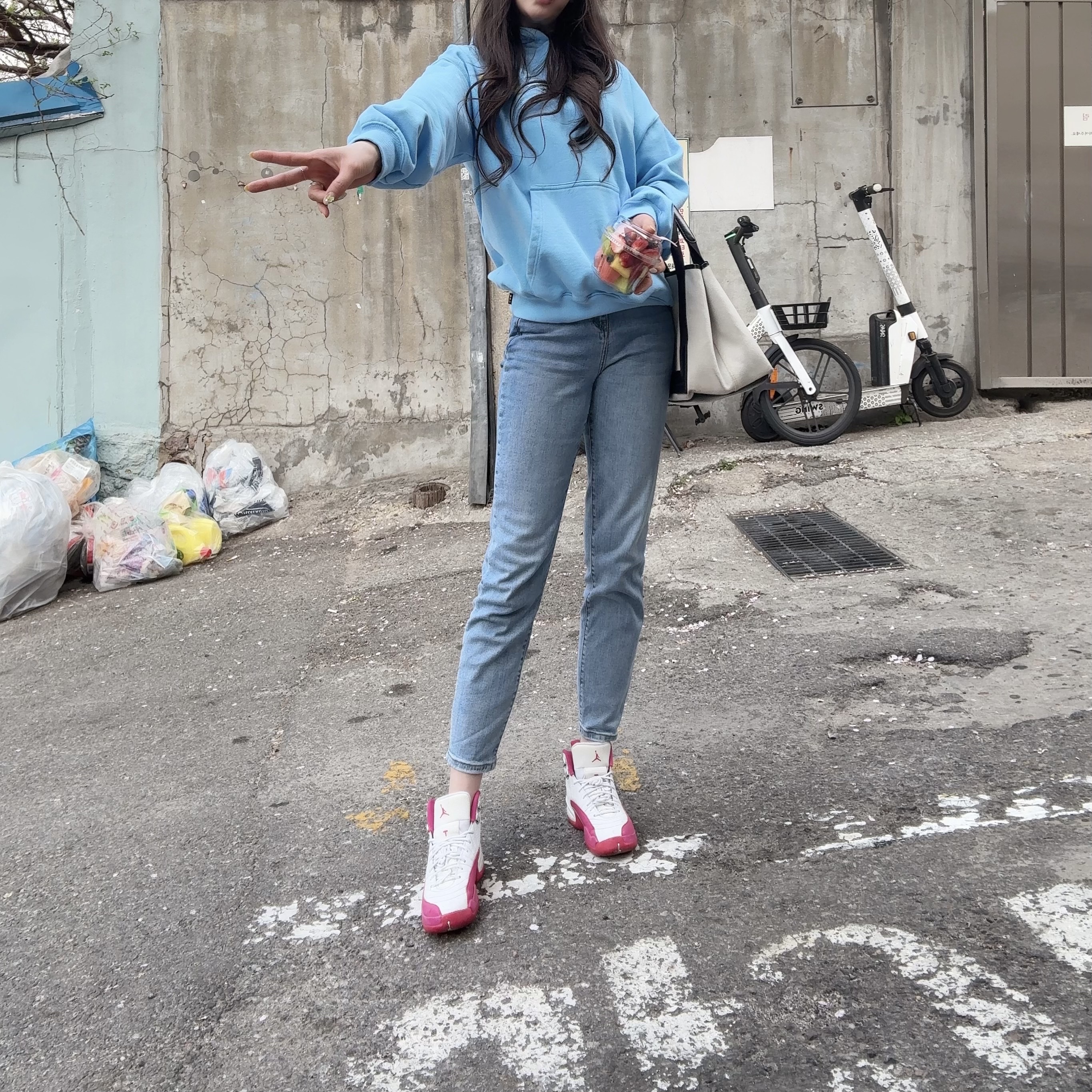 IAB Studio Hoodie Sky Blue Lemon 착용 스타일