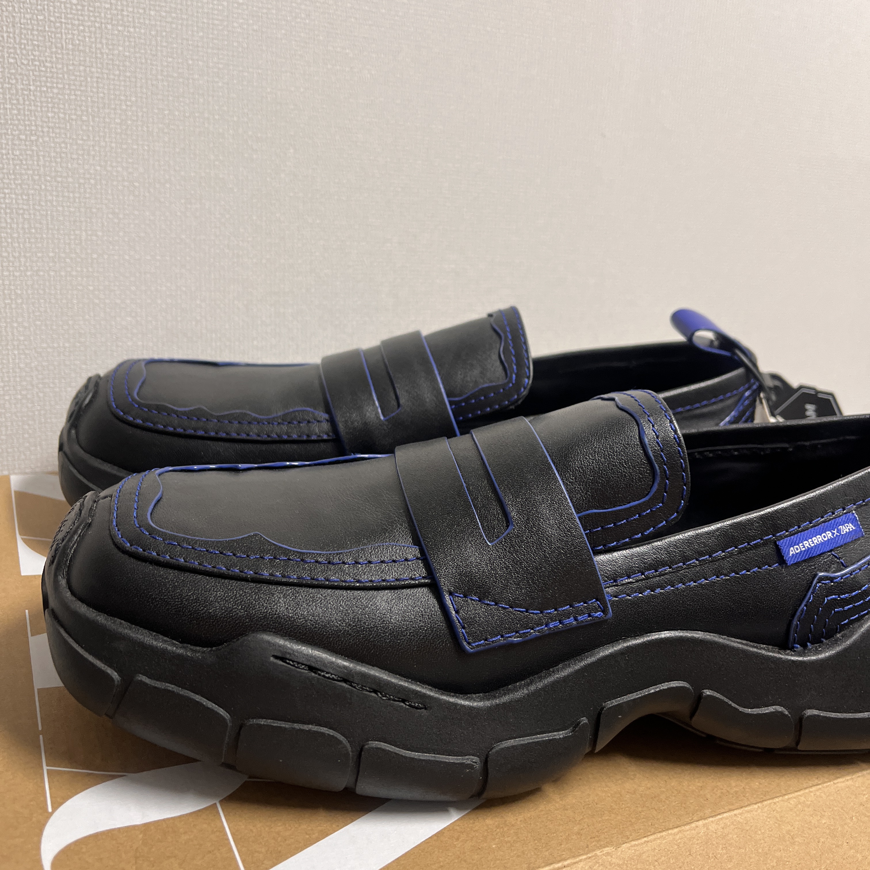 Zara x Ader Error Leather Track Sole Loafers Black 착용 스타일 - 3