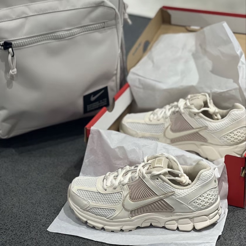 (W) Nike Zoom Vomero 5 Pale Ivory Sanddrift 착용 스타일