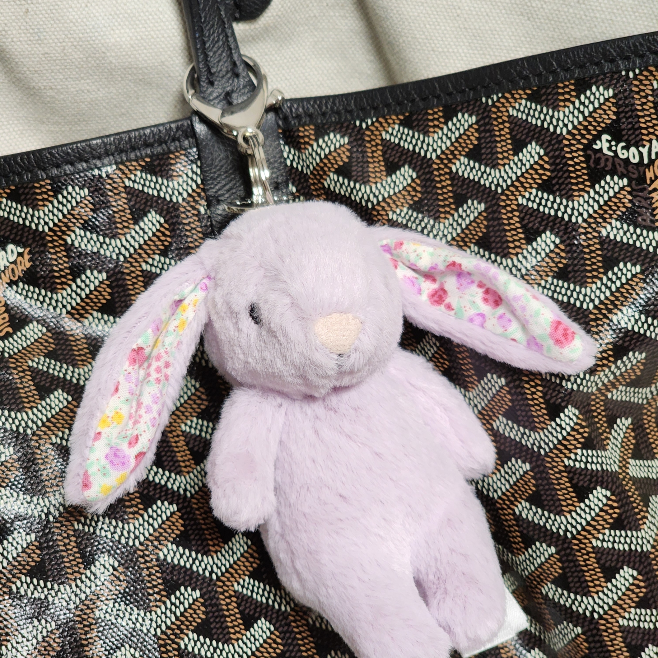 Jellycat Blossom Bunny Bag Charm Jasmine 착용 스타일 - 2