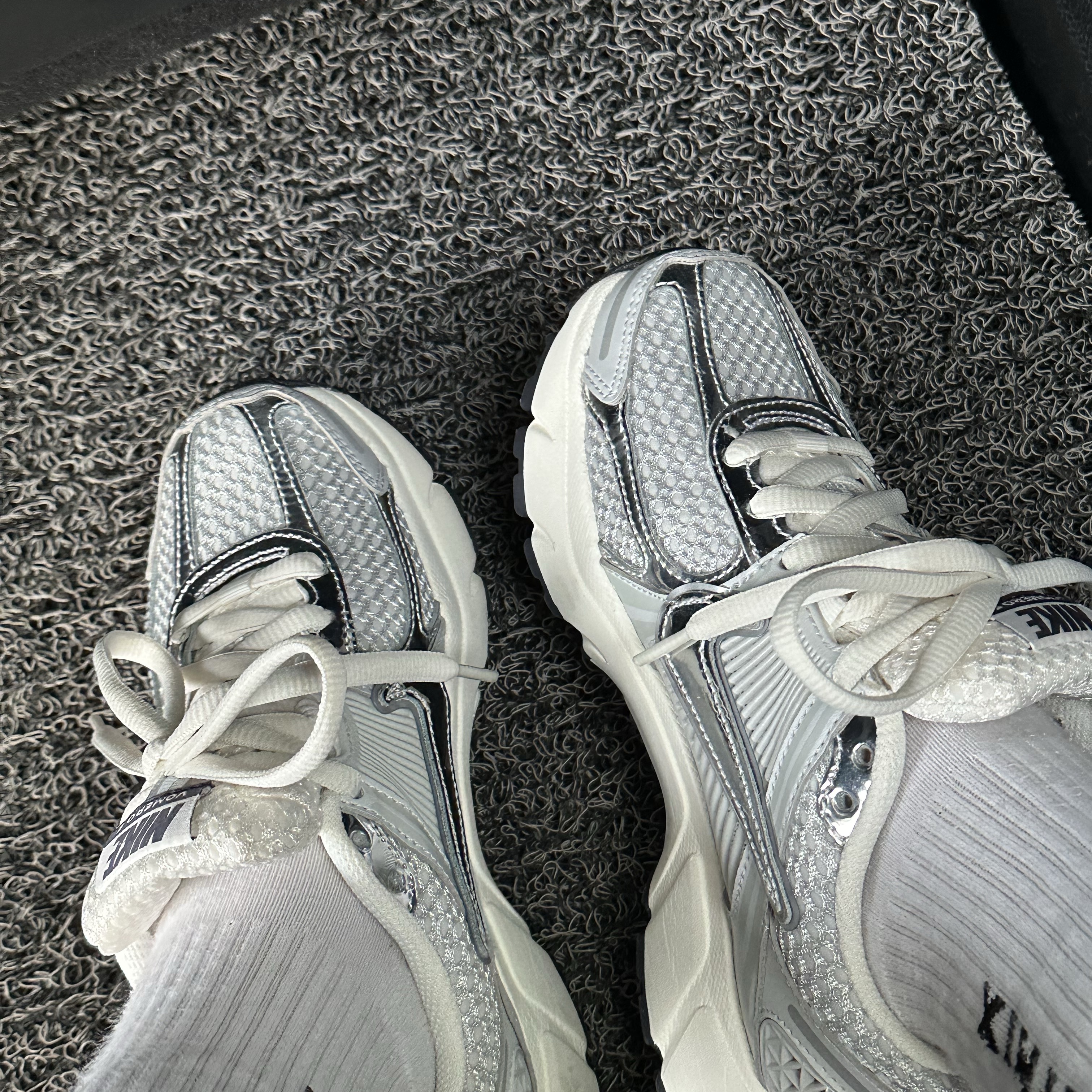 (W) Nike Zoom Vomero 5 Photon Dust and Metallic Silver 착용 스타일