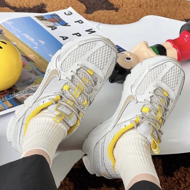 (W) Nike Zoom Vomero 5 Light Bone 착용 스타일