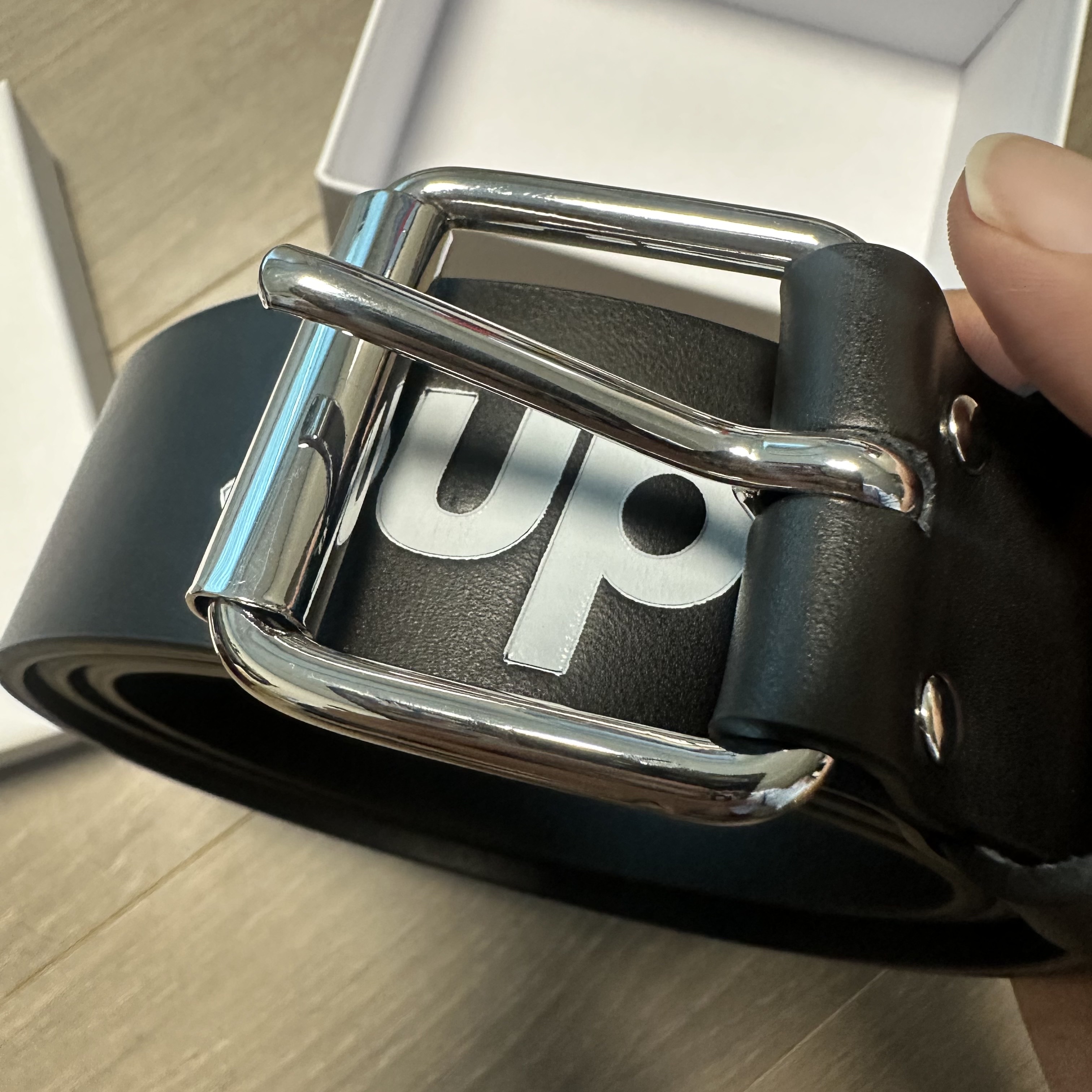 Supreme Repeat Leather Belt Black 착용 스타일 - 2
