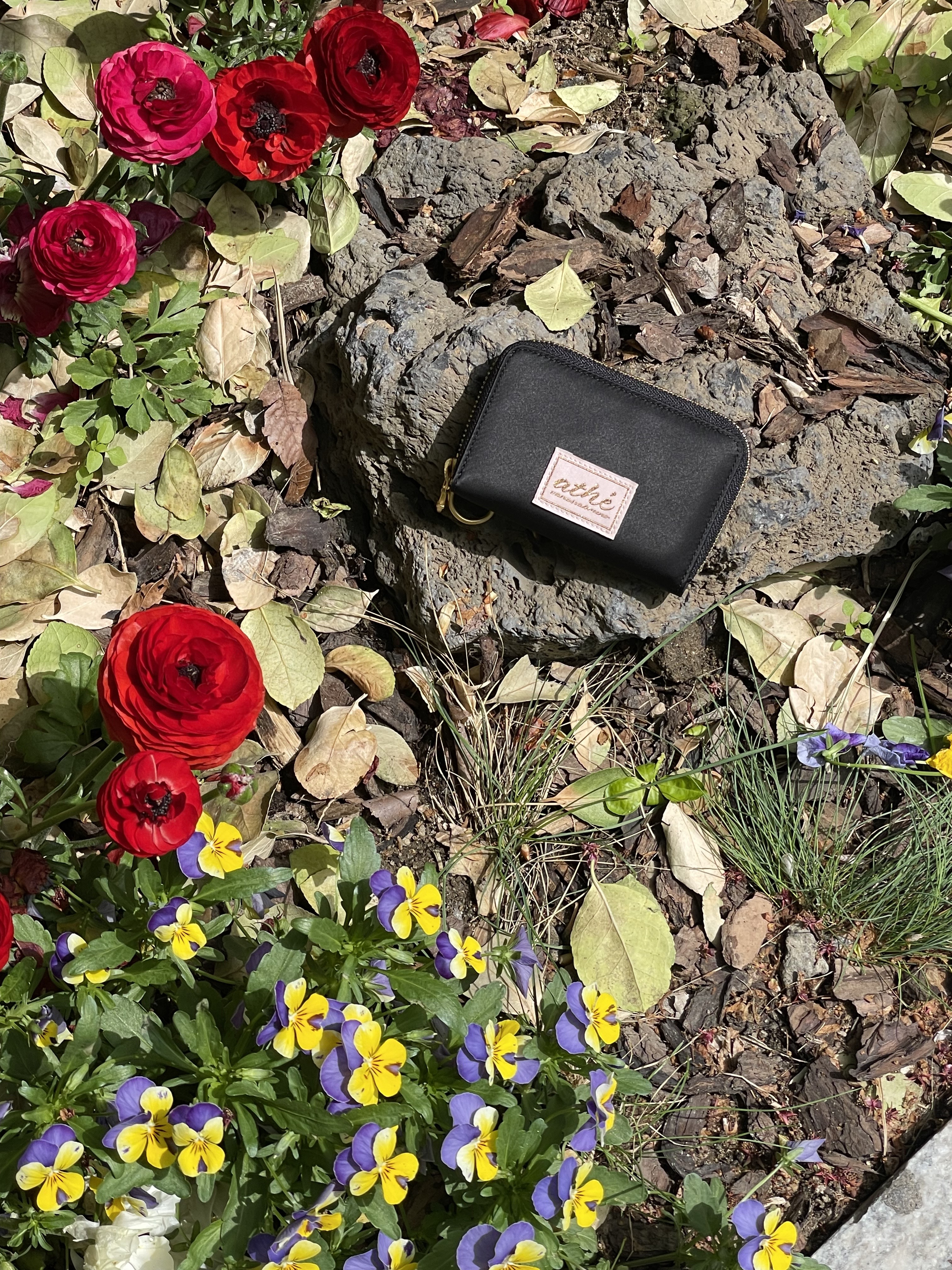 Athe Vanessabruno Jour Zipper Wallet Black, Athe Vanessabruno Jour Zipper Wallet Off White 착용 스타일