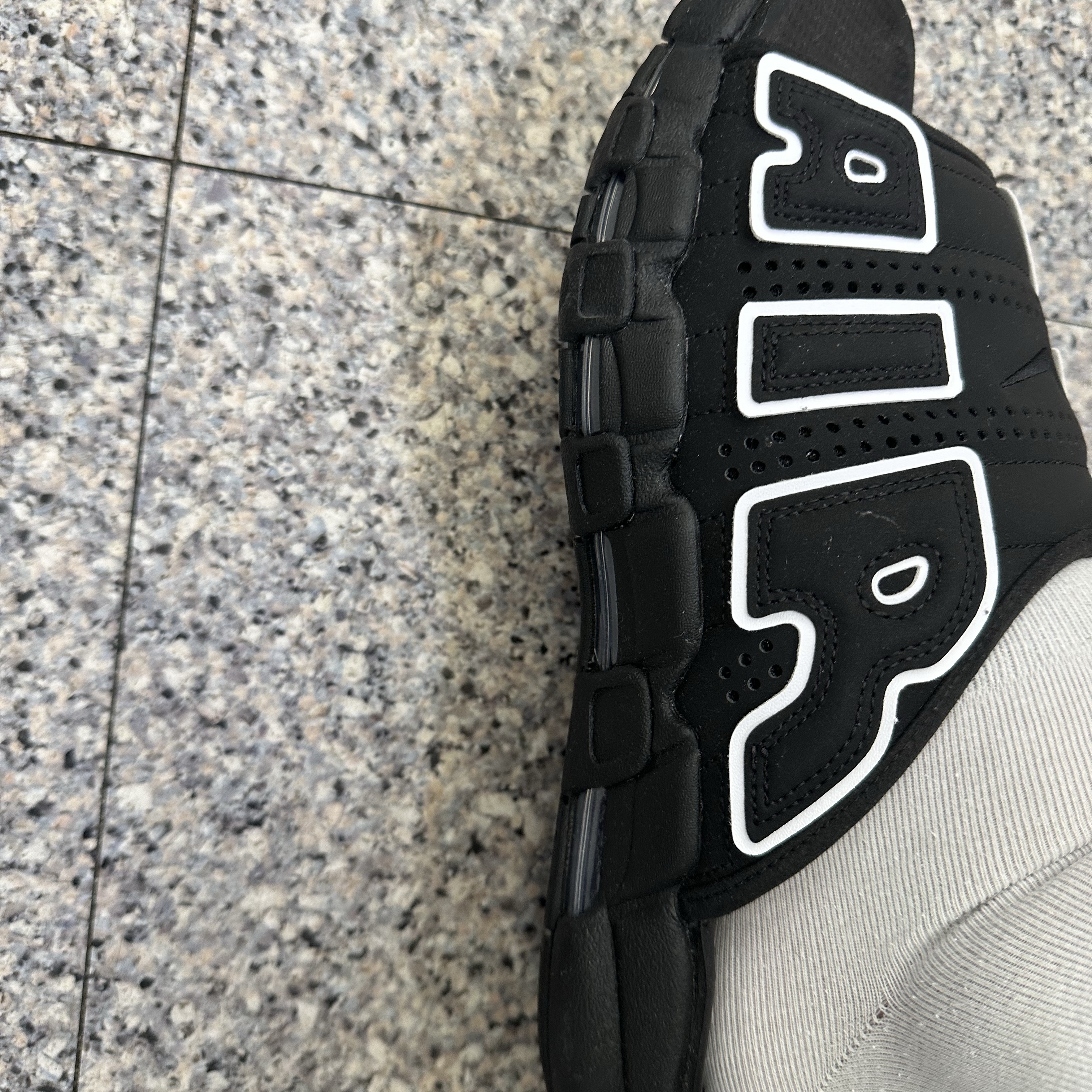 Nike Air More Uptempo Slide Black White 착용 스타일