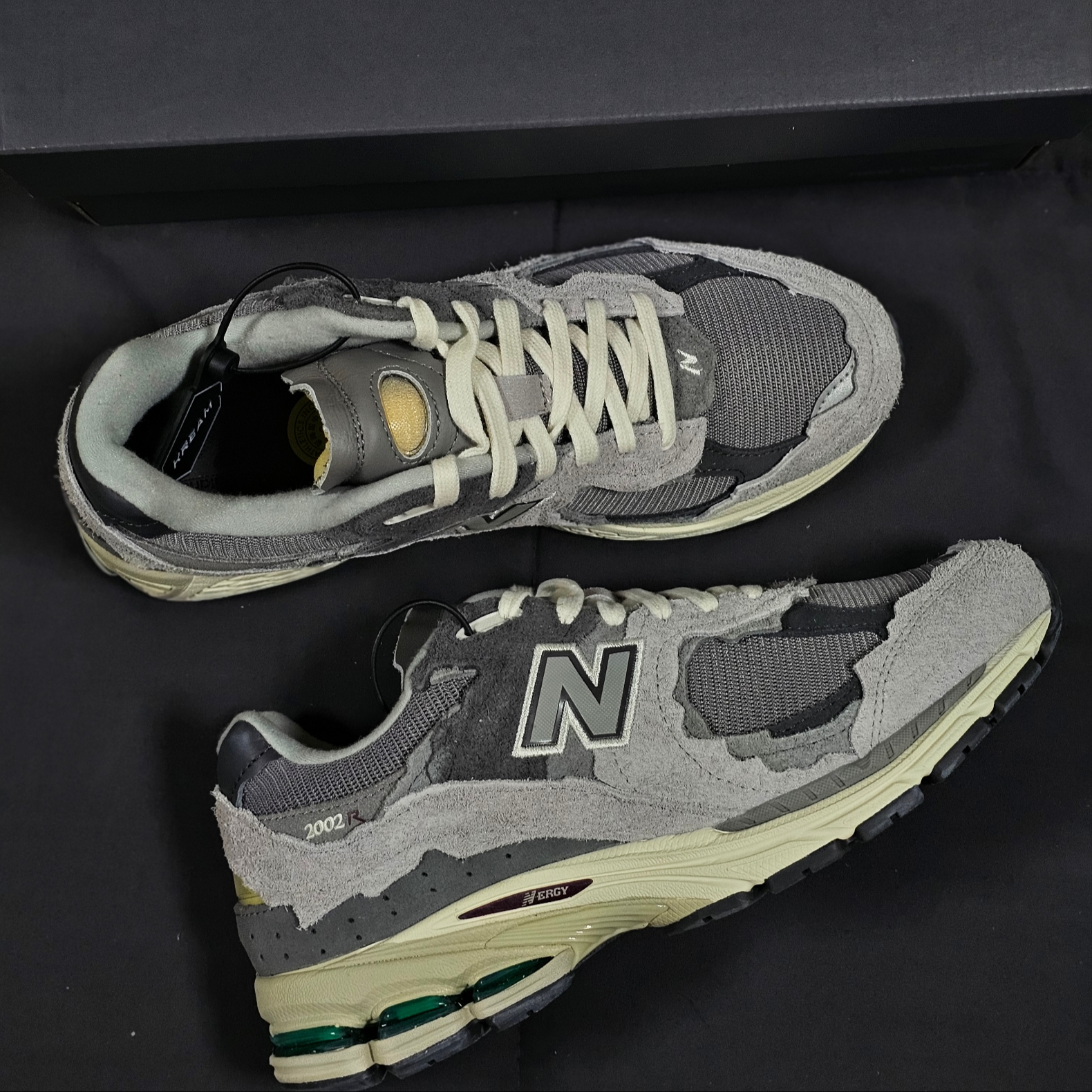 New Balance 2002R Protection Pack Rain Cloud 착용 스타일 - 2