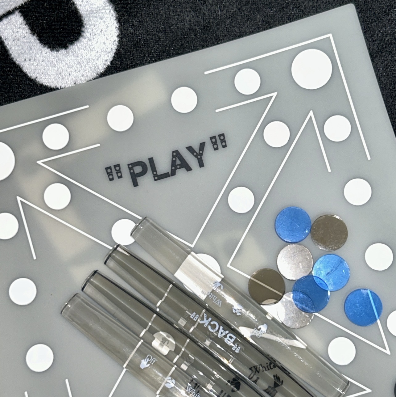 Off-White x Amore Pacific Play Kit 착용 스타일