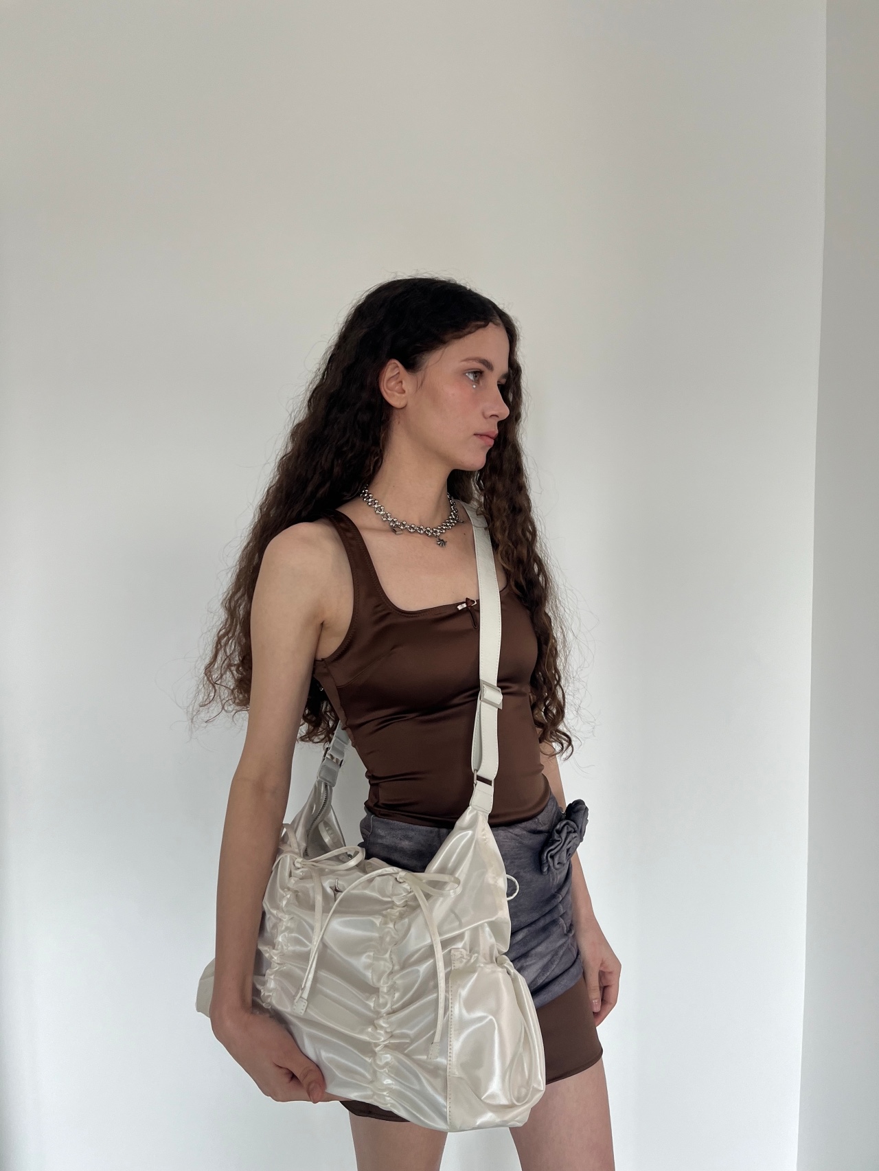 For Appeal String Ribbon Large Hobo Bag Glossy Black, For Appeal String Ribbon Large Hobo Bag Silver 착용 스타일