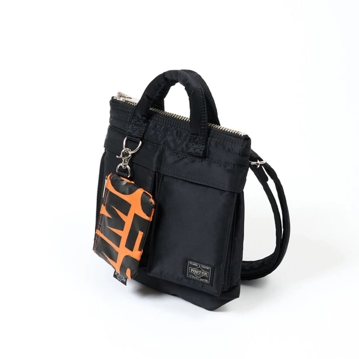 Porter x Comme des Garcons Tanker Helmet Bag S Black 착용 스타일 - 3