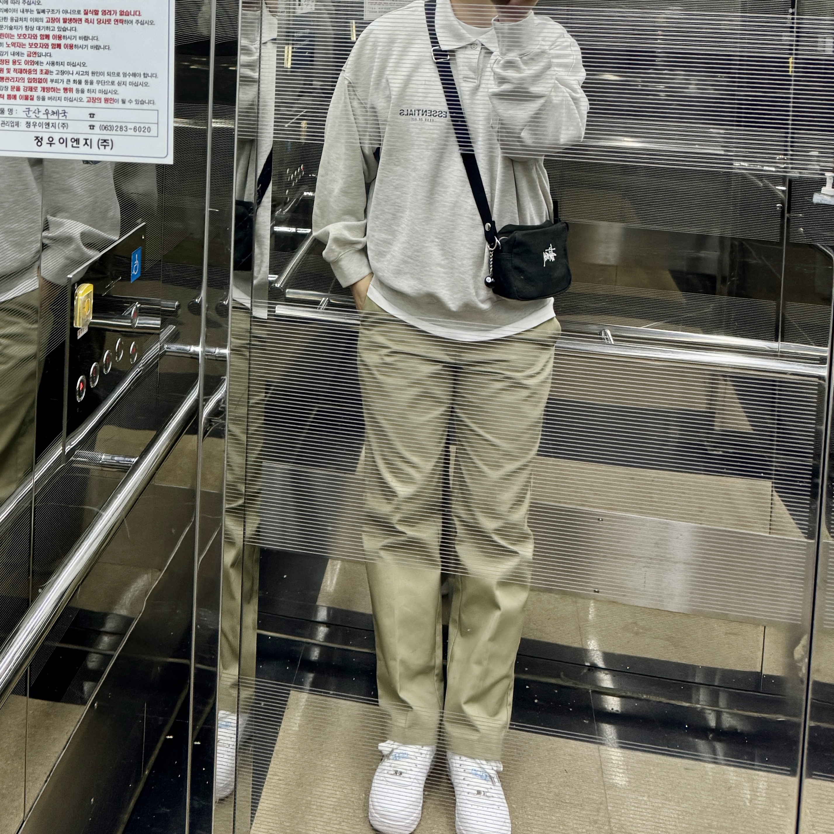 Essentials The Core Collection Long Sleeve Polo Light Oatmeal, Stussy Canvas Side Pouch Washed Black 착용 스타일