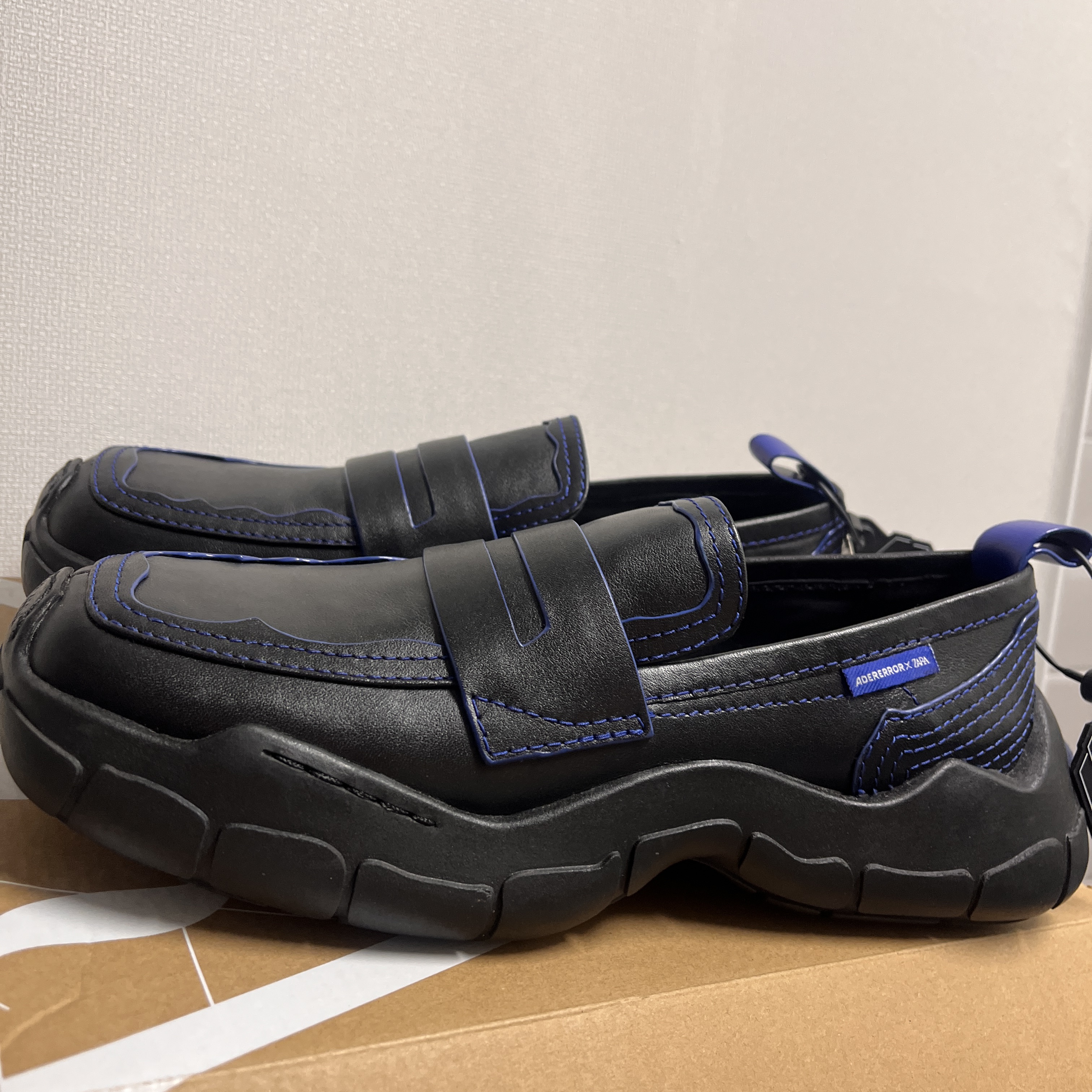 Zara x Ader Error Leather Track Sole Loafers Black 착용 스타일 - 1