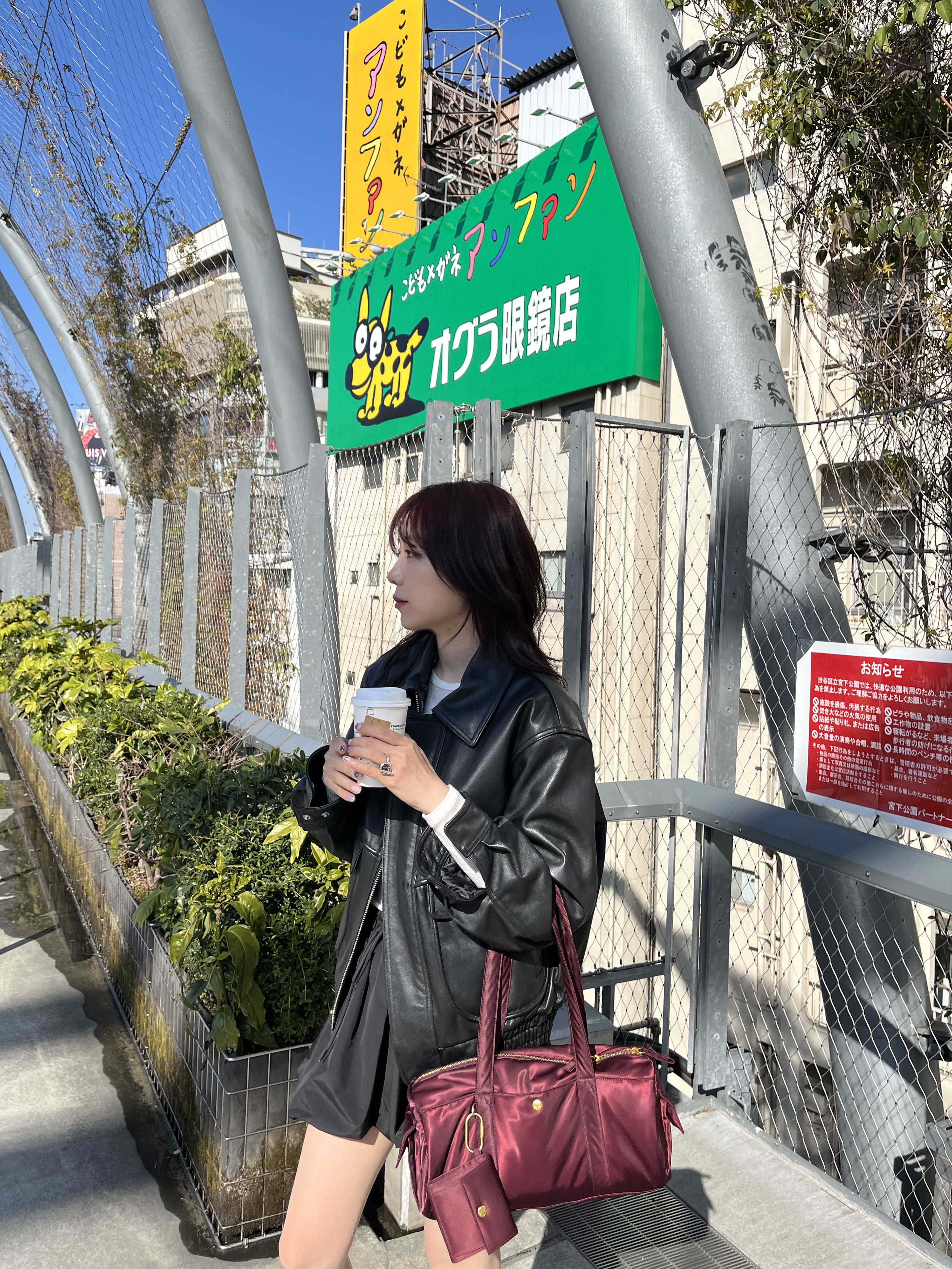 Athe Vanessabruno Jour Shoulder Bag M Burgundy, Athe Vanessabruno Jour Shoulder Bag M Black 착용 스타일