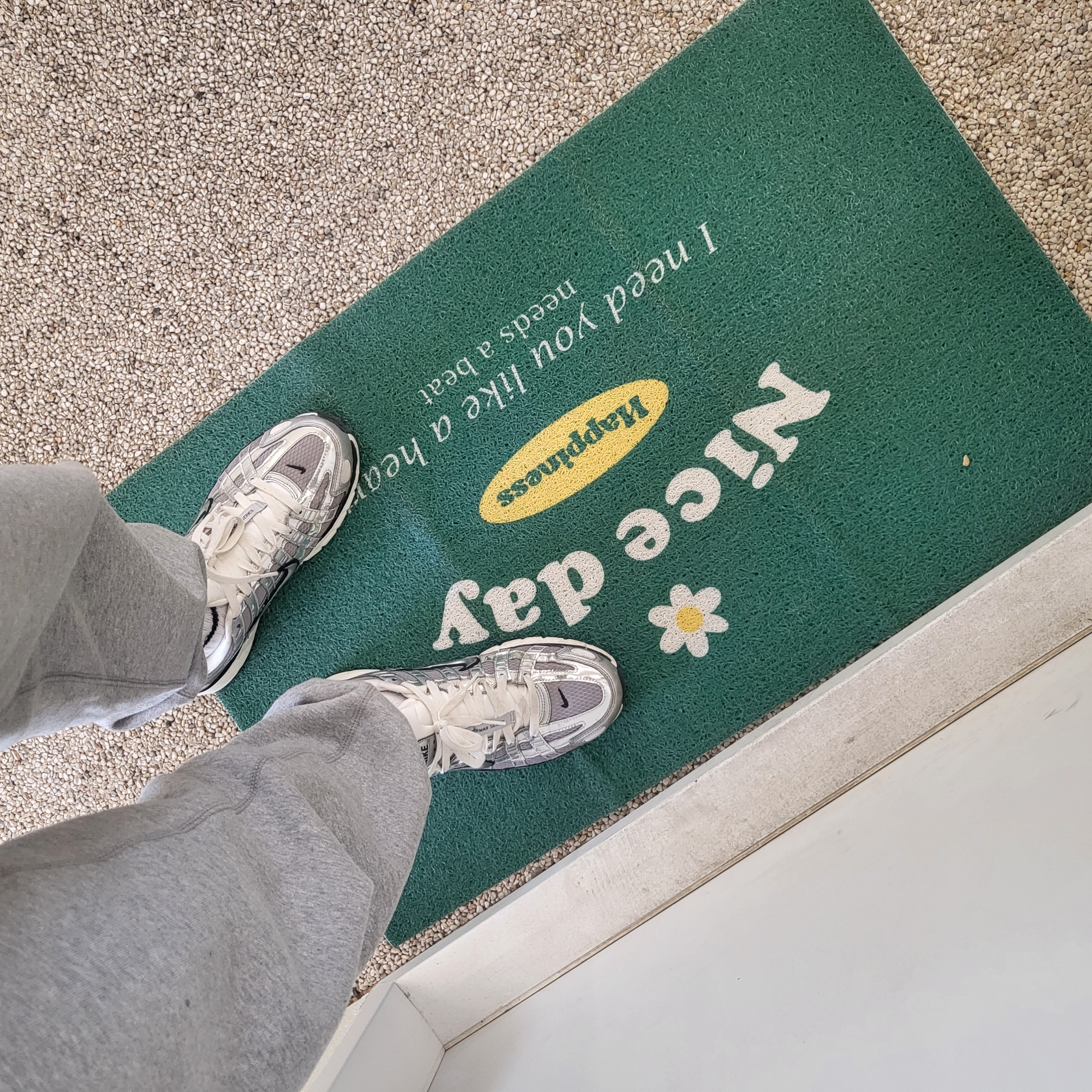 Nike P-6000 Metallic Silver 착용 스타일