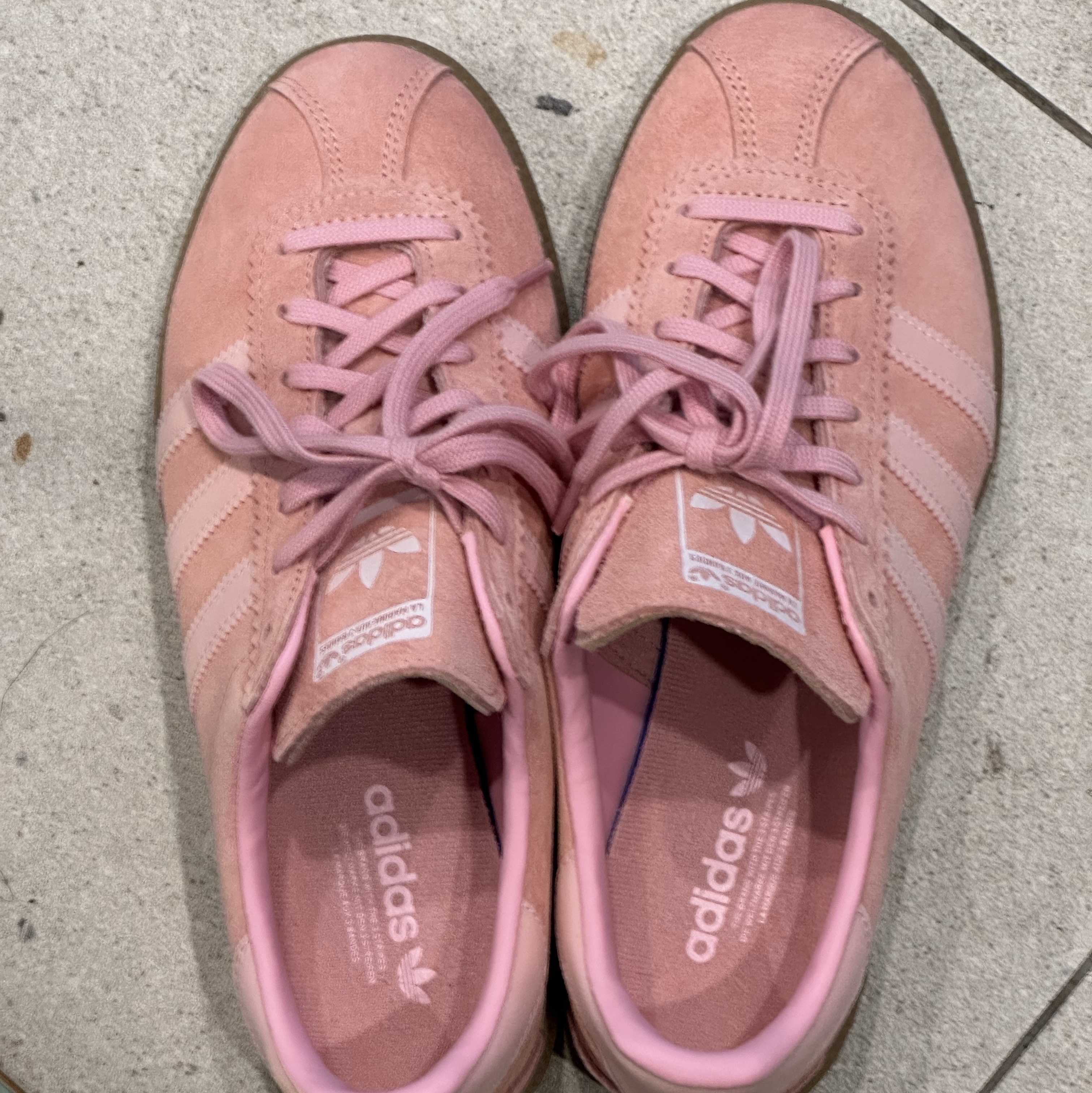Adidas Bermuda Glow Pink 착용 스타일