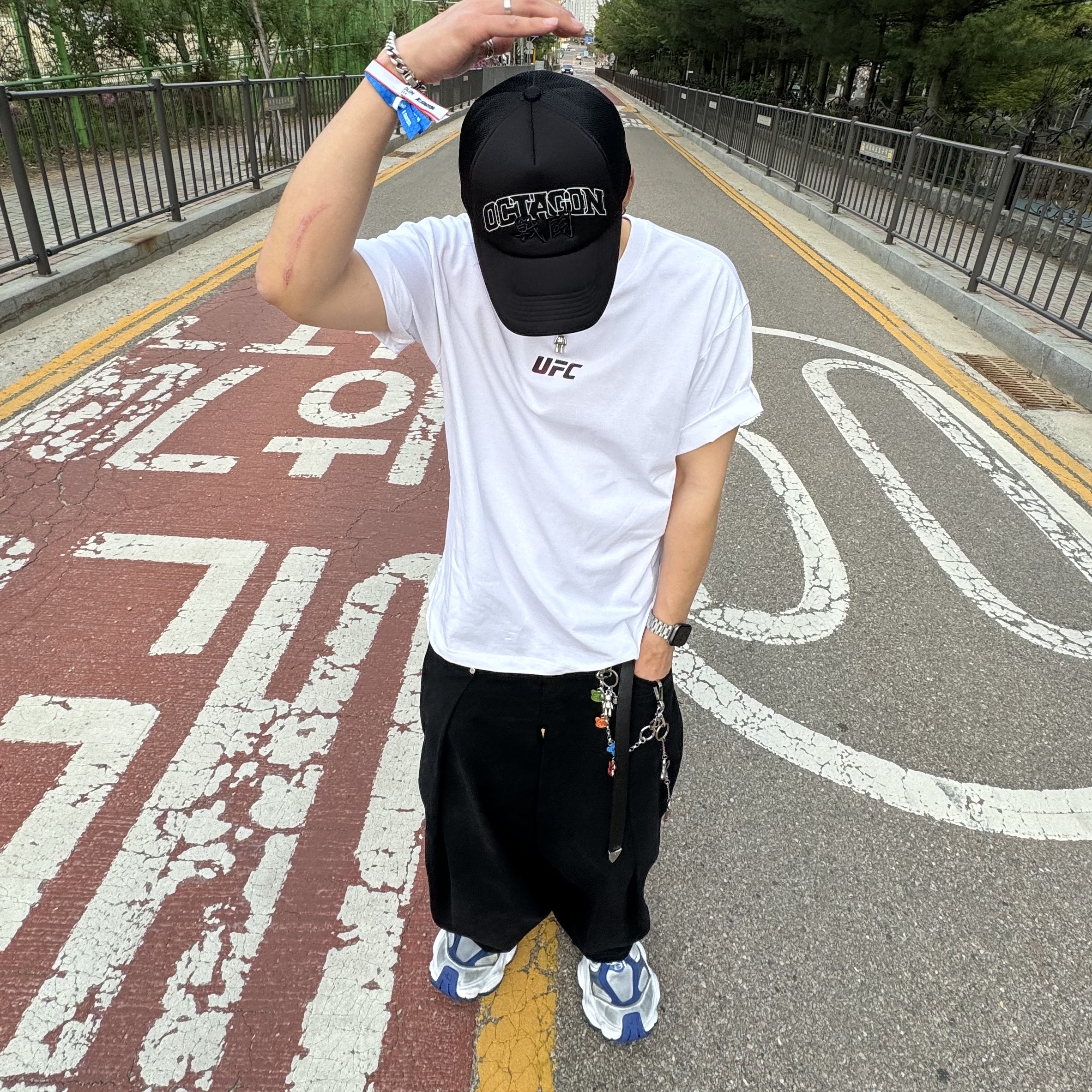 Balenciaga Cargo Sneakers Grey White Blue 착용 스타일 - 4