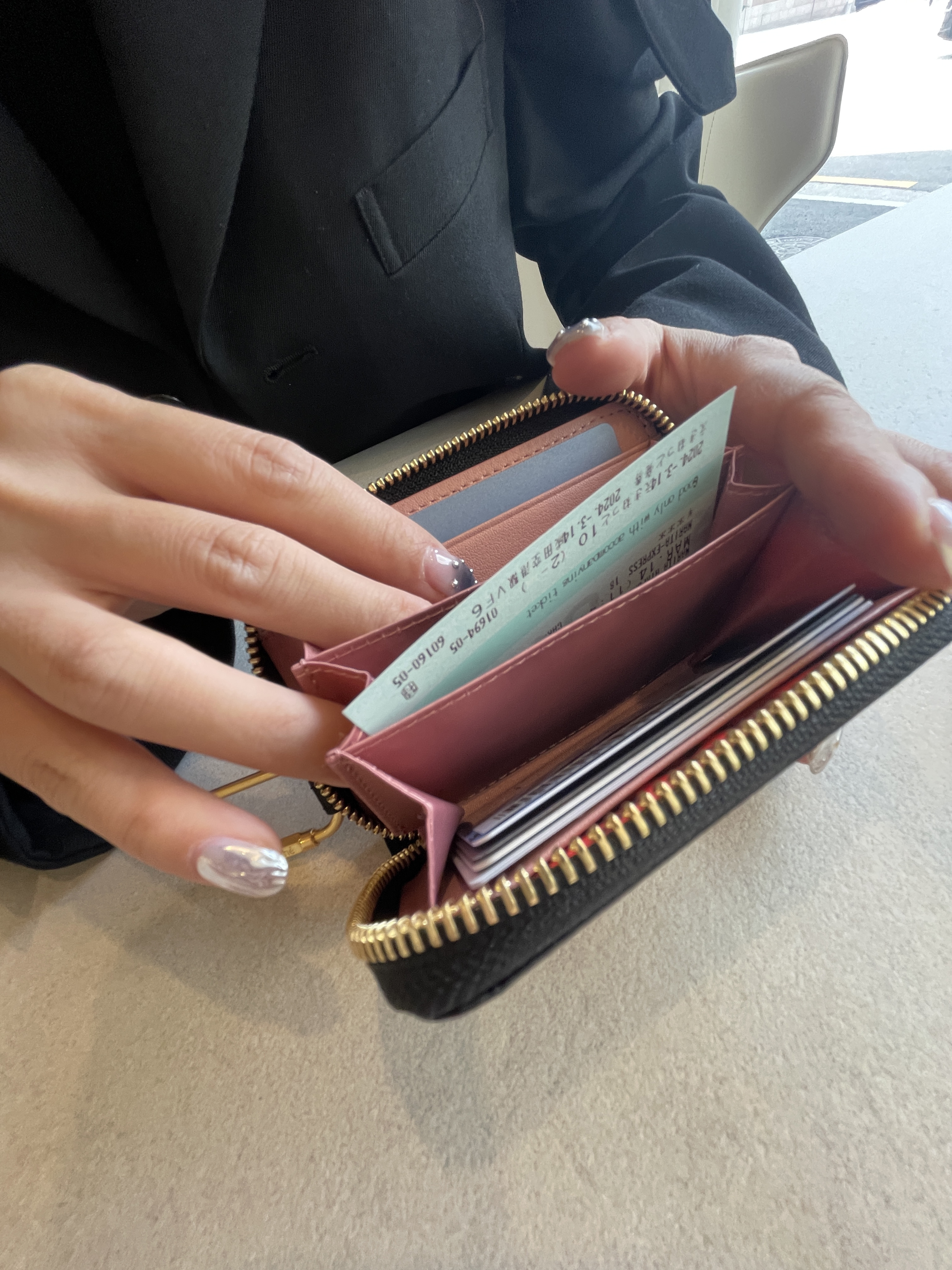Athe Vanessabruno Jour Zipper Wallet Black, Athe Vanessabruno Jour Zipper Wallet Burgundy 착용 스타일 - 3