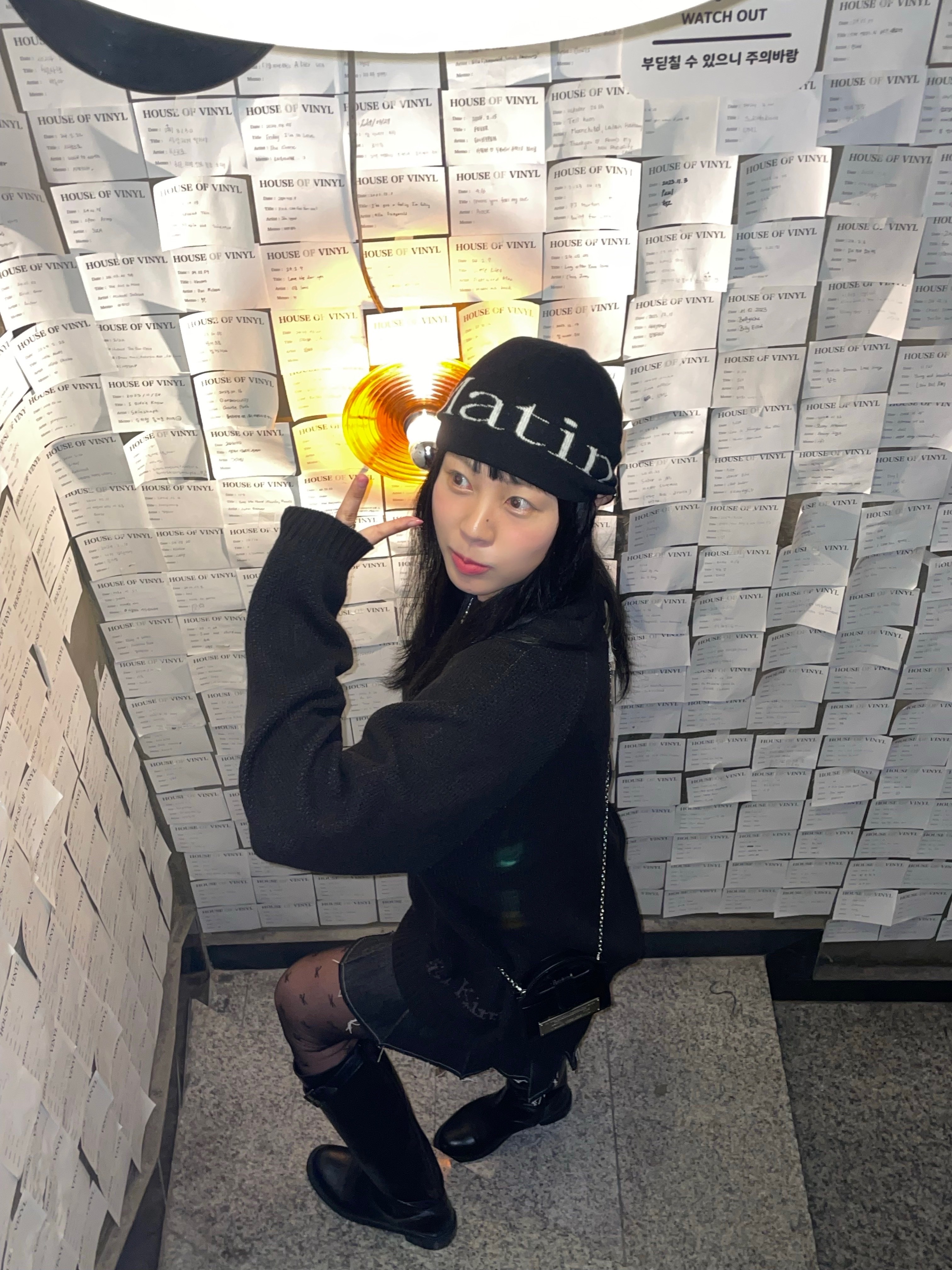 Matin Kim Logo Jacquard Short Beanie Black 착용 스타일 - 1