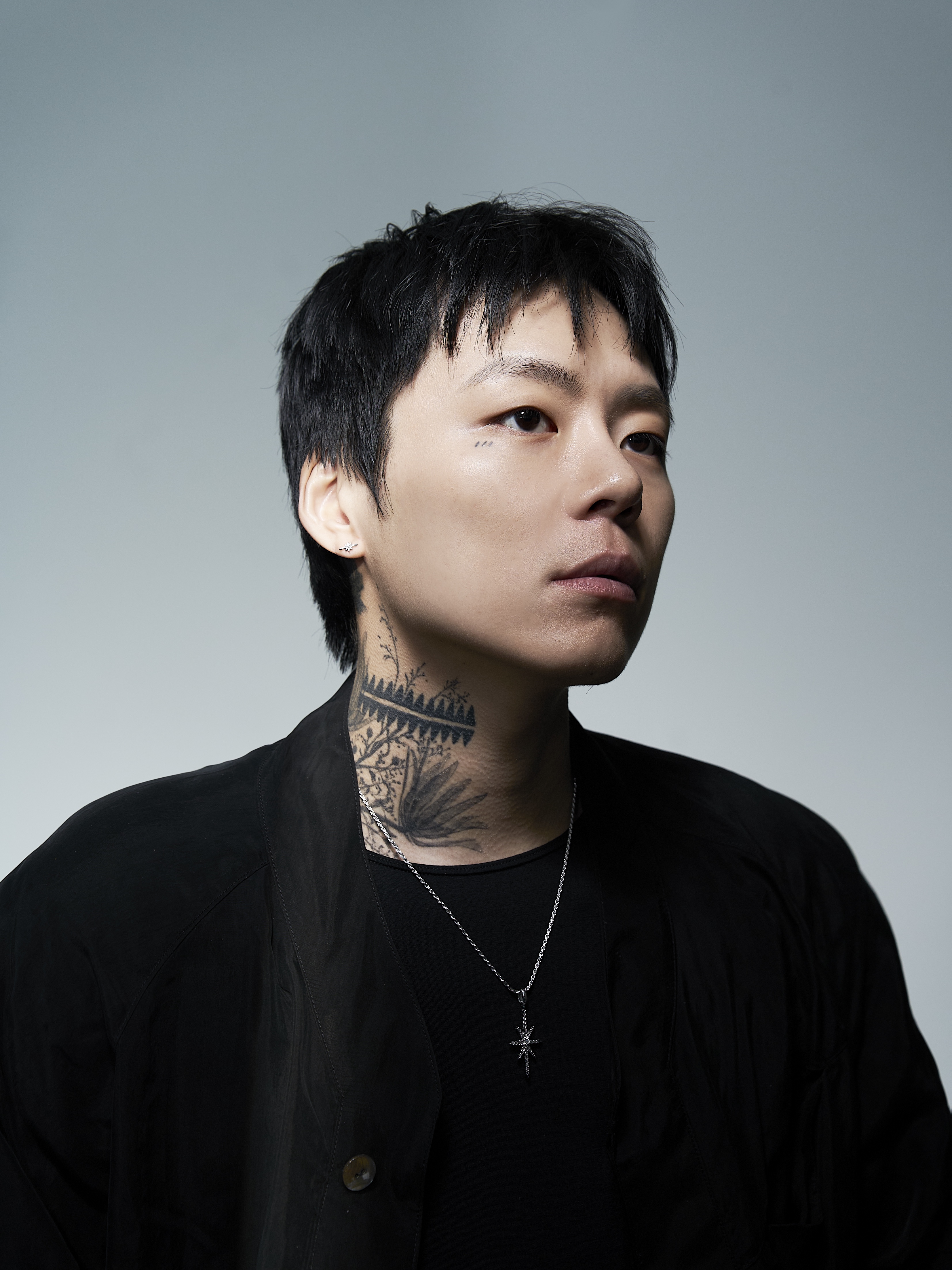 [KREAM 단독 / 프리오더] KID MIILI x DAVID AVLN Glacier Diamond Pendant 착용 스타일