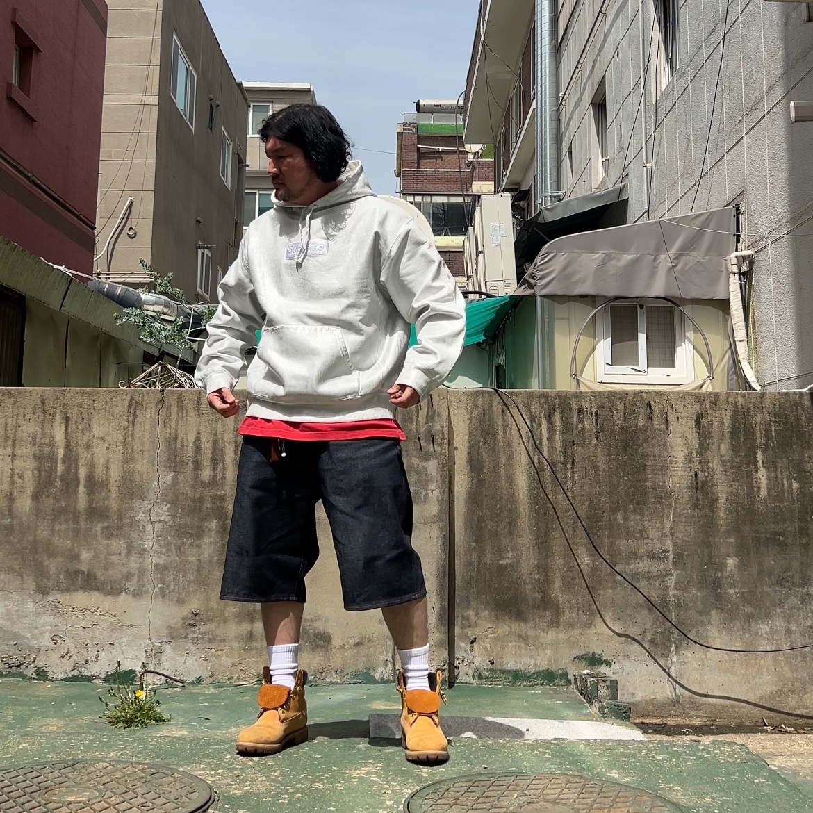 Supreme x MM6 Maison Margiela Foil Box Logo Hooded Sweatshirt White - 24SS, Supreme Rigid Baggy Selvedge Denim Short Rigid Indigo 착용 스타일