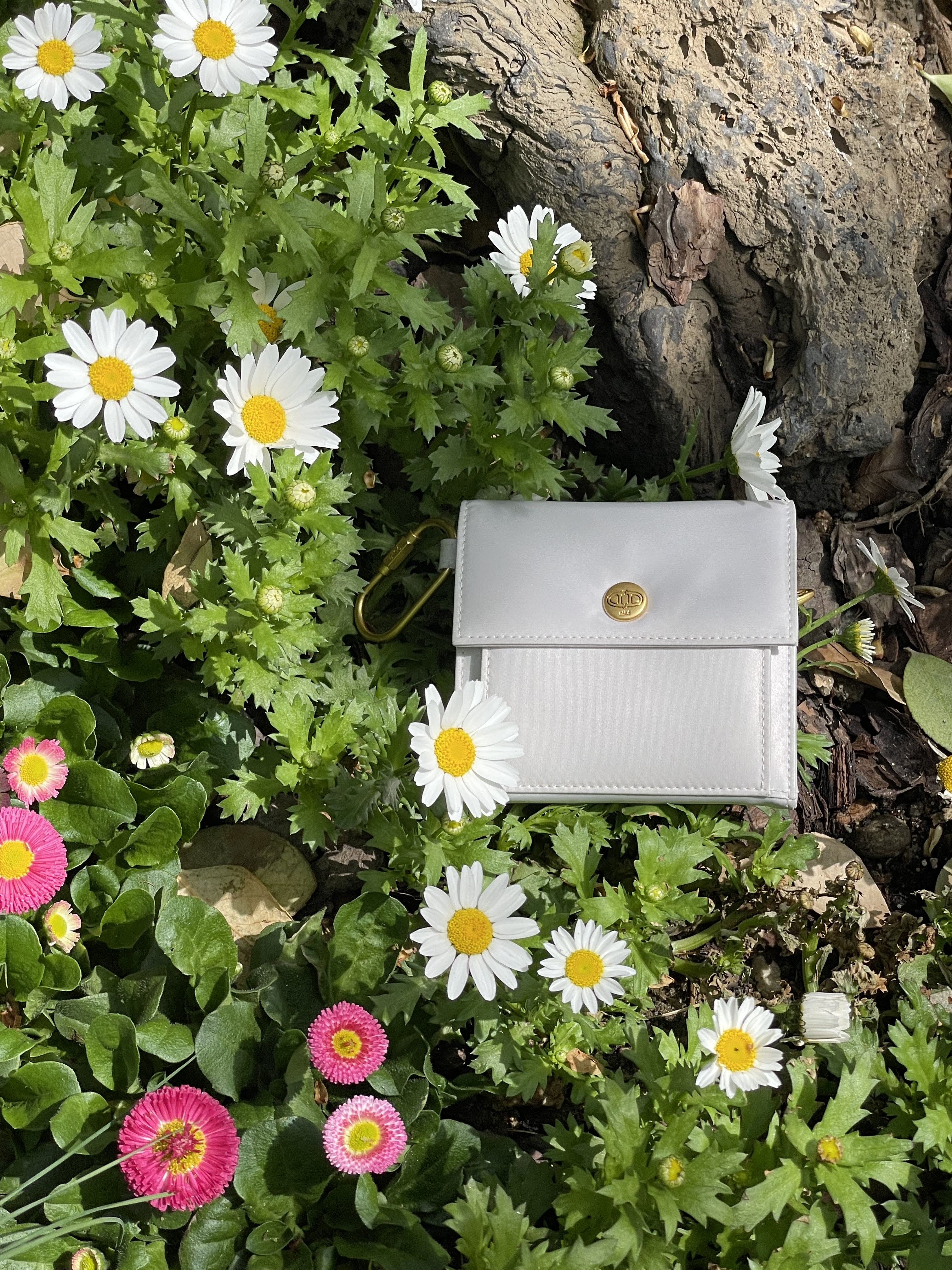 Athe Vanessabruno Jour Flap Wallet Off White, Athe Vanessabruno Jour Flap Wallet Black 착용 스타일 - 1