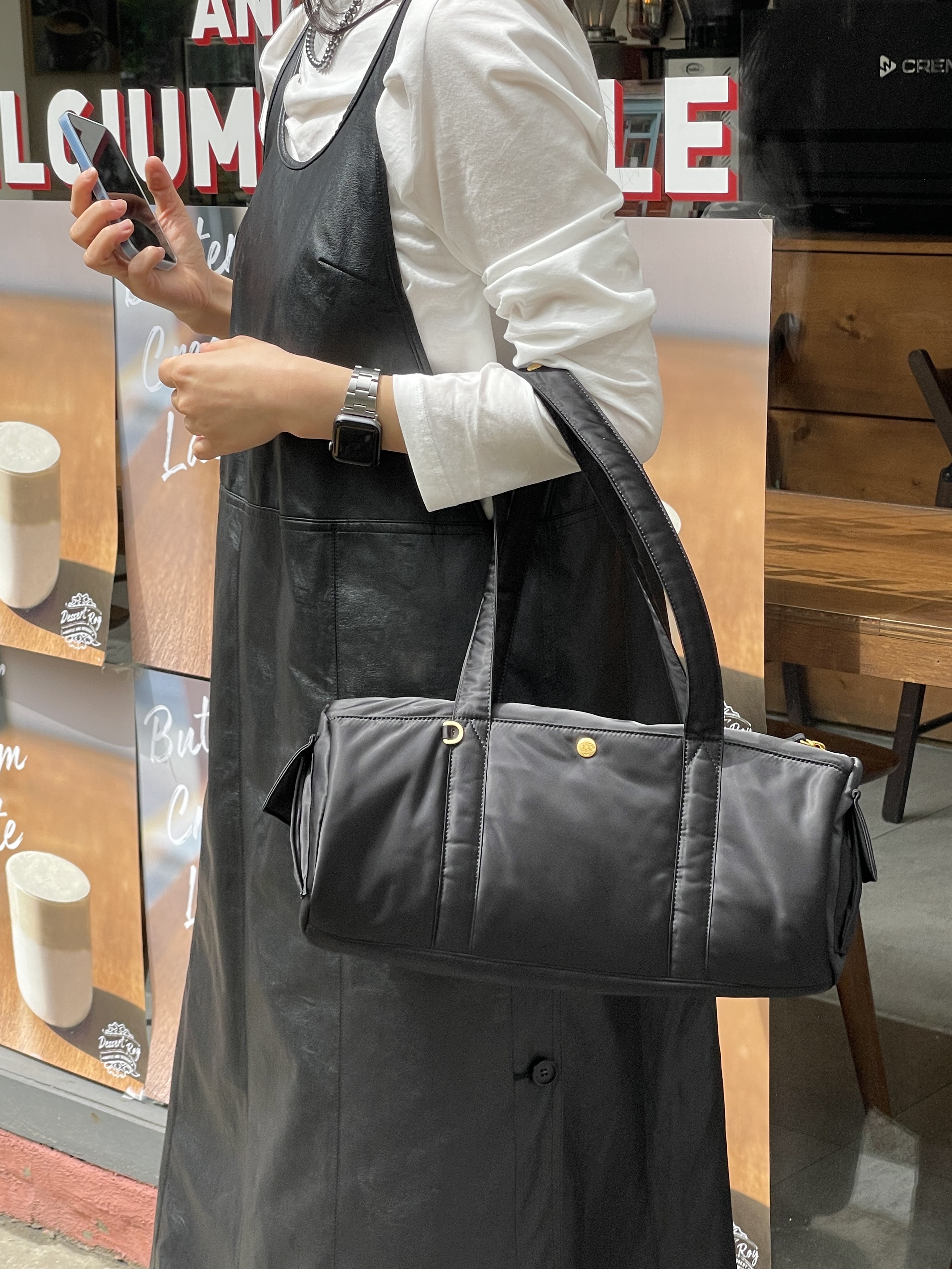 Athe Vanessabruno Jour Shoulder Bag M Black, Athe Vanessabruno Jour Shoulder Bag M Burgundy 착용 스타일