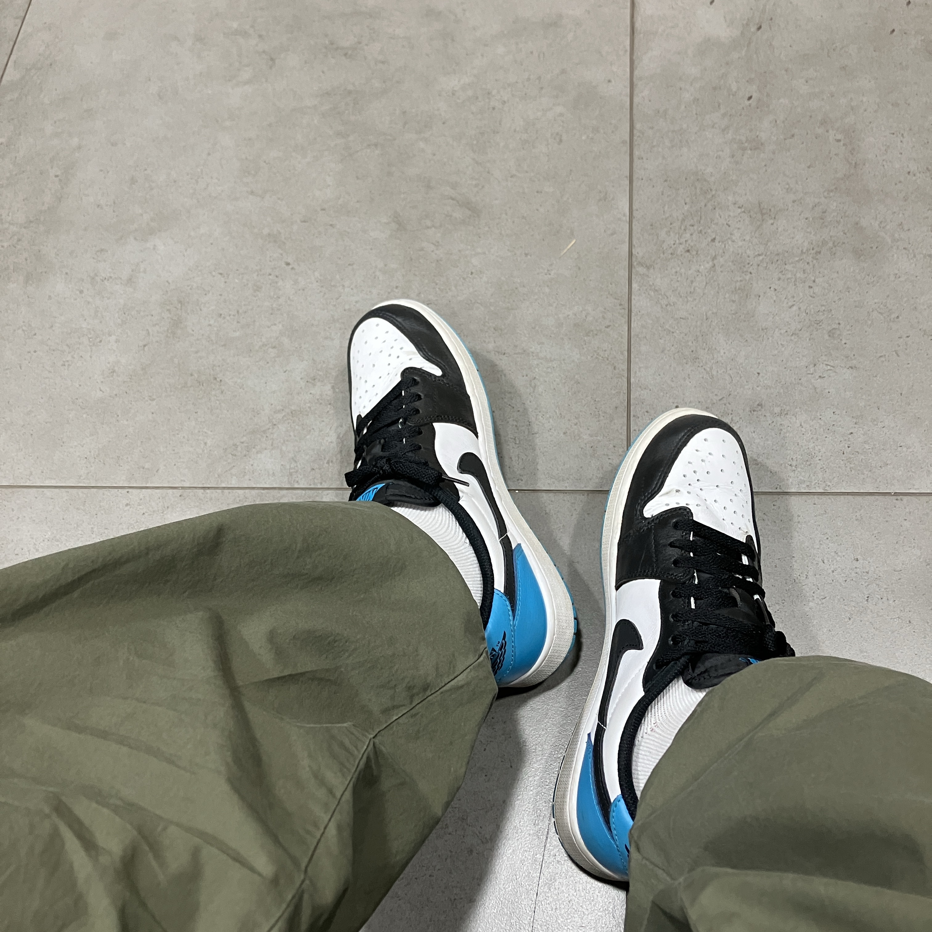 Jordan 1 Retro Low OG Black and Dark Powder Blue 착용 스타일
