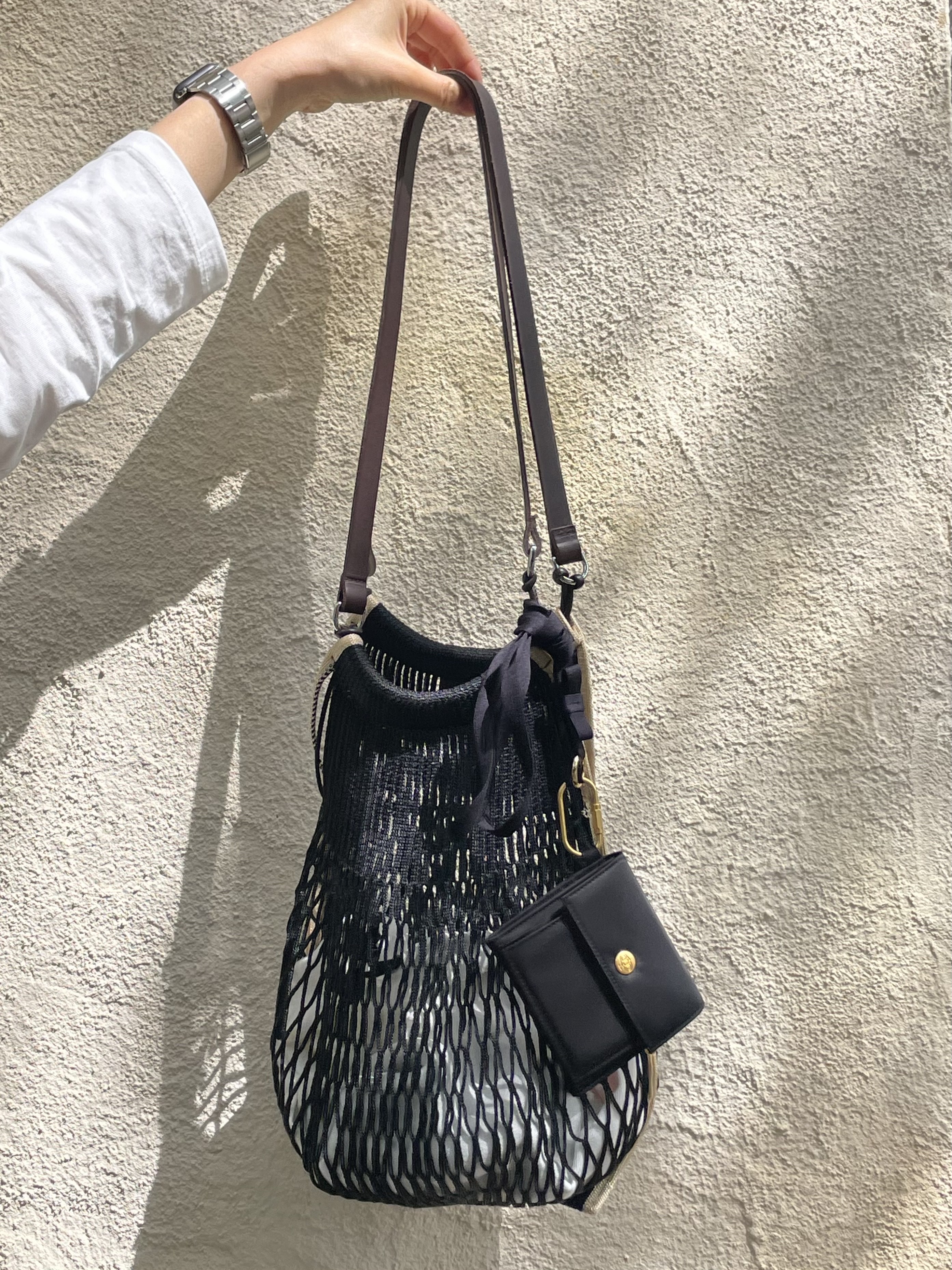 Athe Vanessabruno Jour Flap Wallet Black, Athe Vanessabruno Jour Flap Wallet Burgundy 착용 스타일