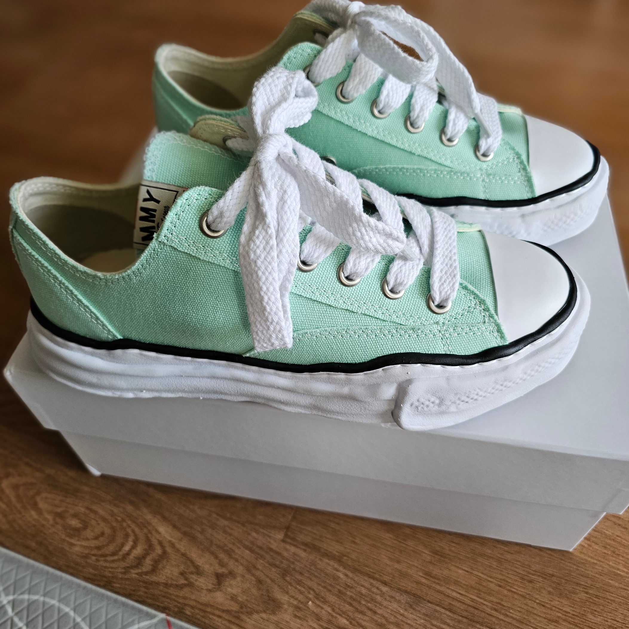 Maison Mihara Yasuhiro Peterson OG Sole Canvas Low Sneakers Light Blue 착용 스타일