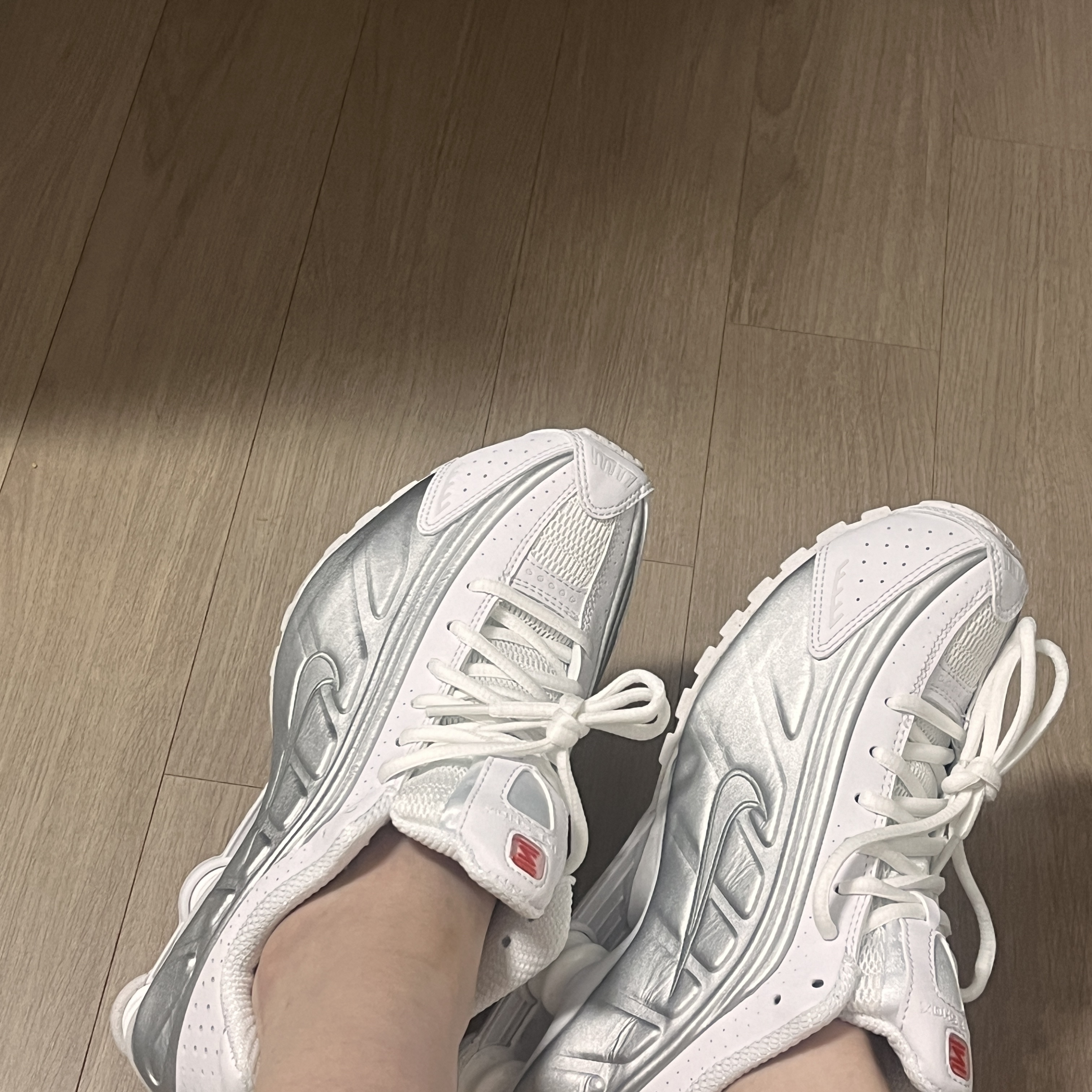 (W) Nike Shox R4 White Metallic Silver 착용 스타일 - 2