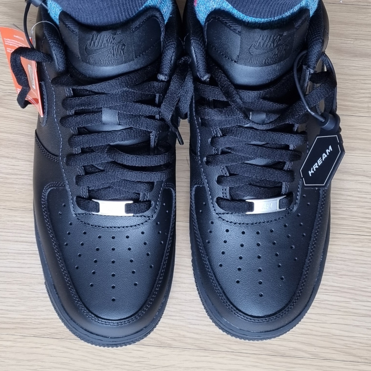 Nike Air Force 1 '07 Low Triple Black 착용 스타일 - 4