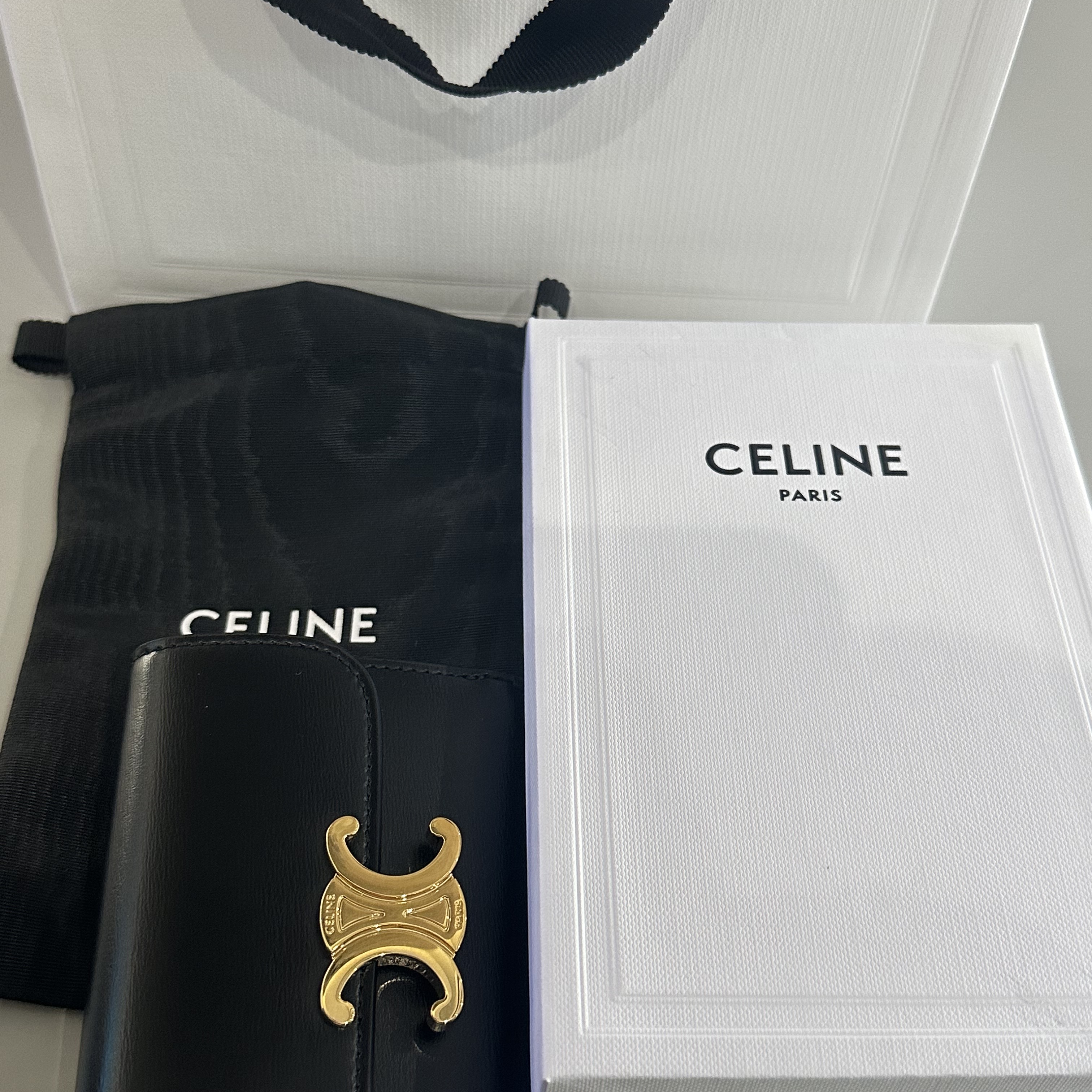 Celine Card Holder with Flap in Shiny Calfskin Black 착용 스타일