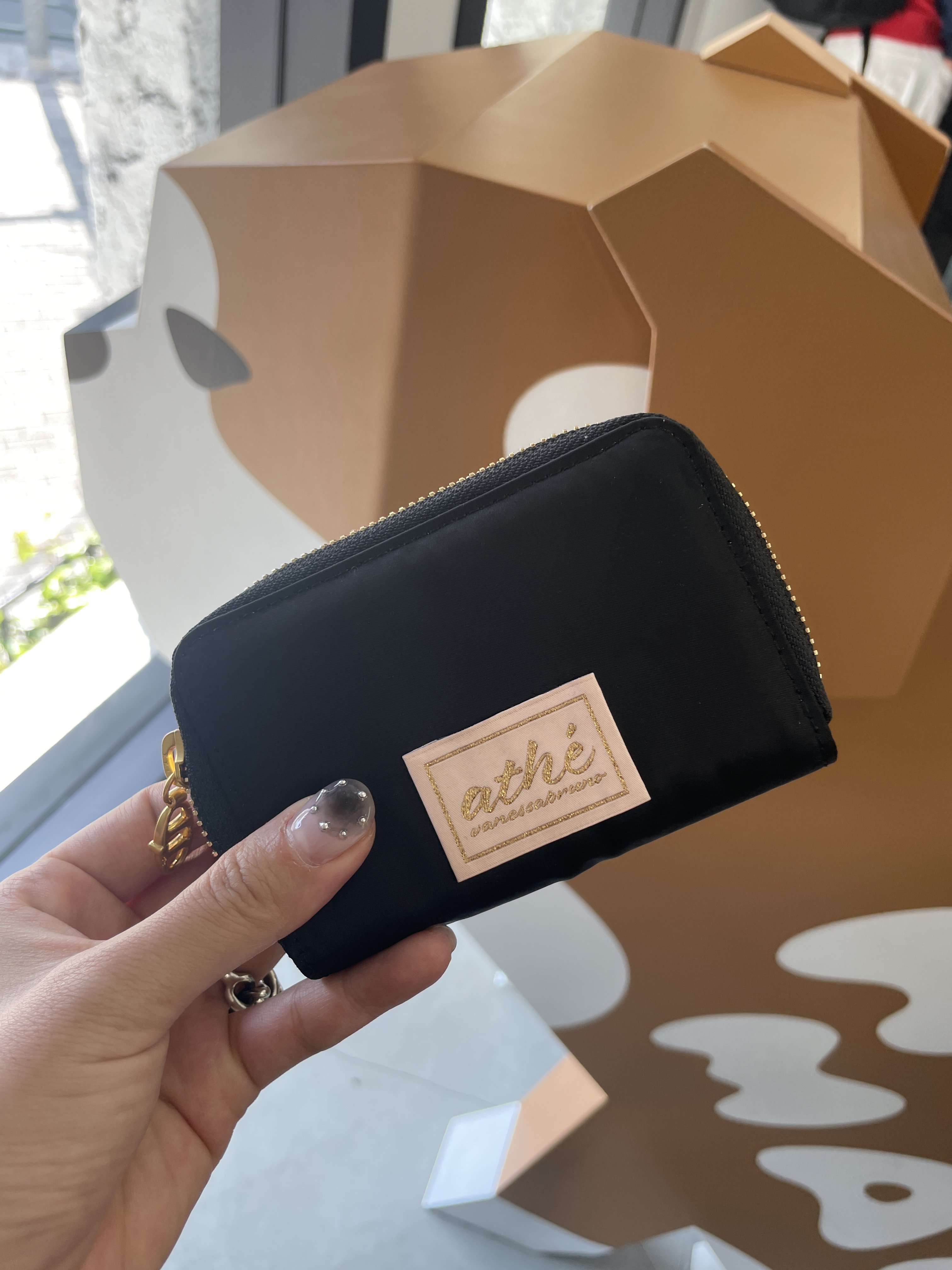 Athe Vanessabruno Jour Zipper Wallet Black, Athe Vanessabruno Jour Zipper Wallet Burgundy 착용 스타일 - 3