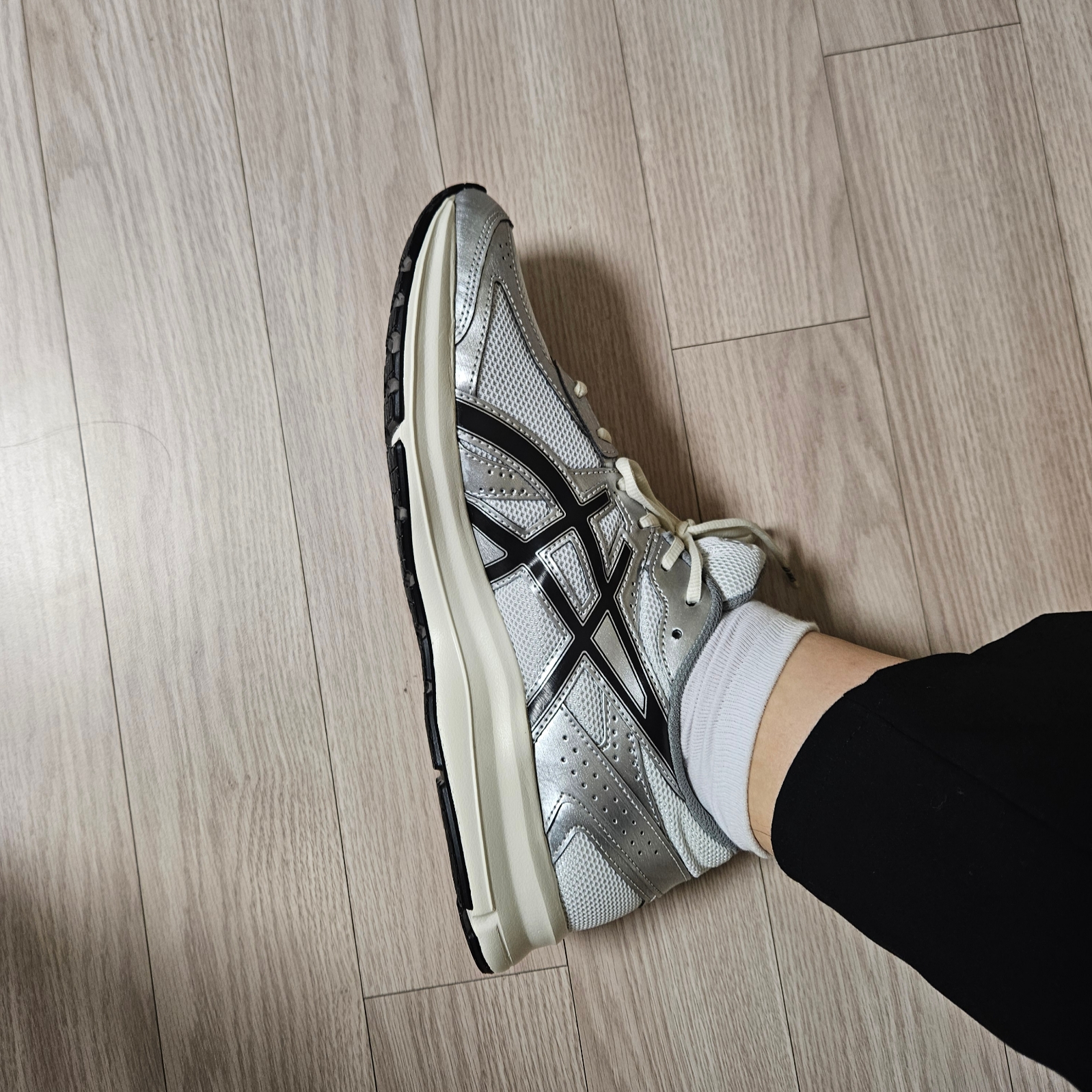 Asics Jog 100 S White Black - 2E Wide 착용 스타일 - 2