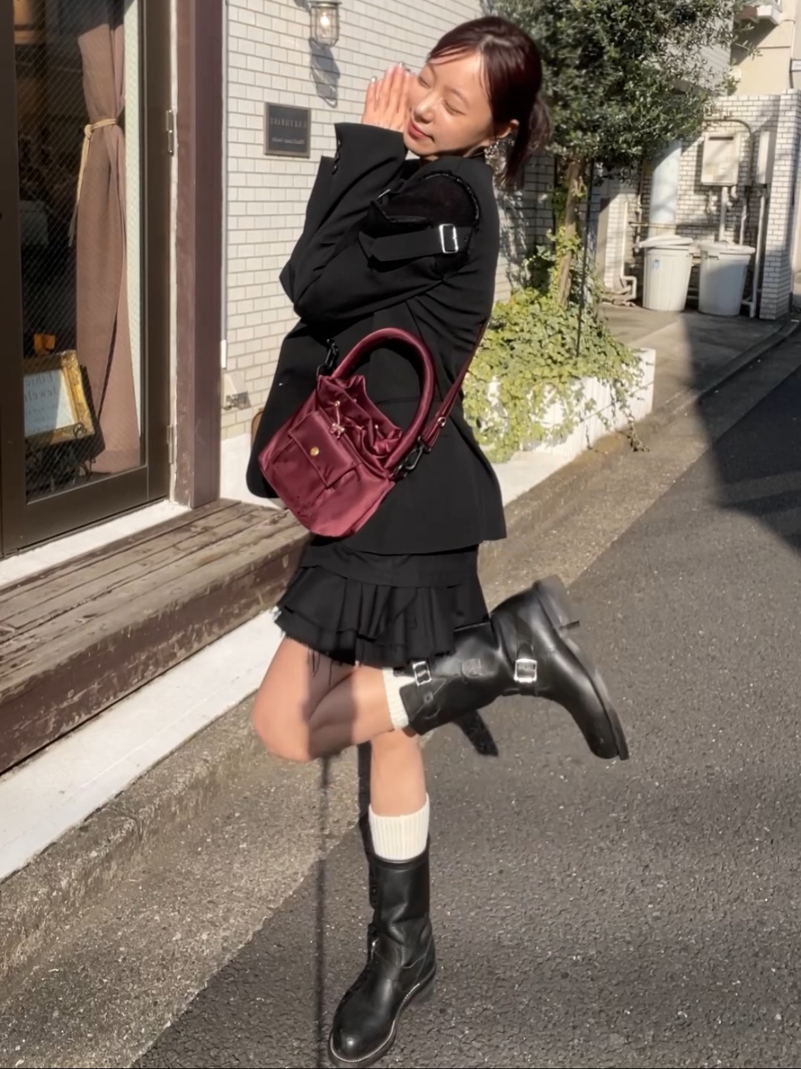 Athe Vanessabruno Jour Cross Bag M Burgundy, Athe Vanessabruno Jour Cross Bag M Black 착용 스타일