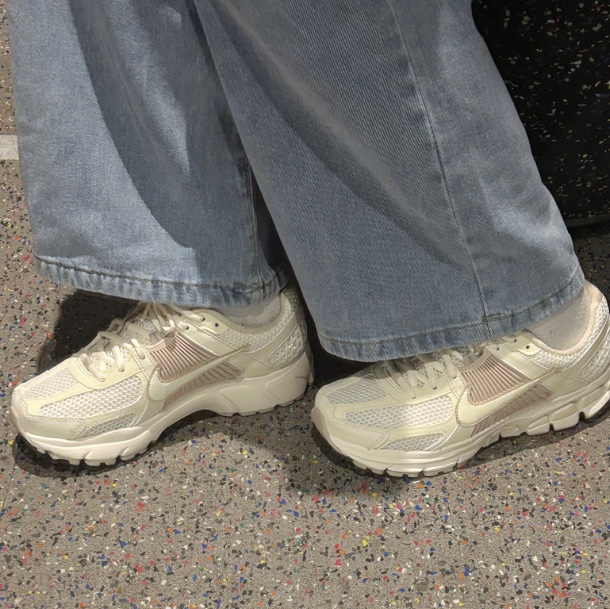 (W) Nike Zoom Vomero 5 Pale Ivory Sanddrift 착용 스타일