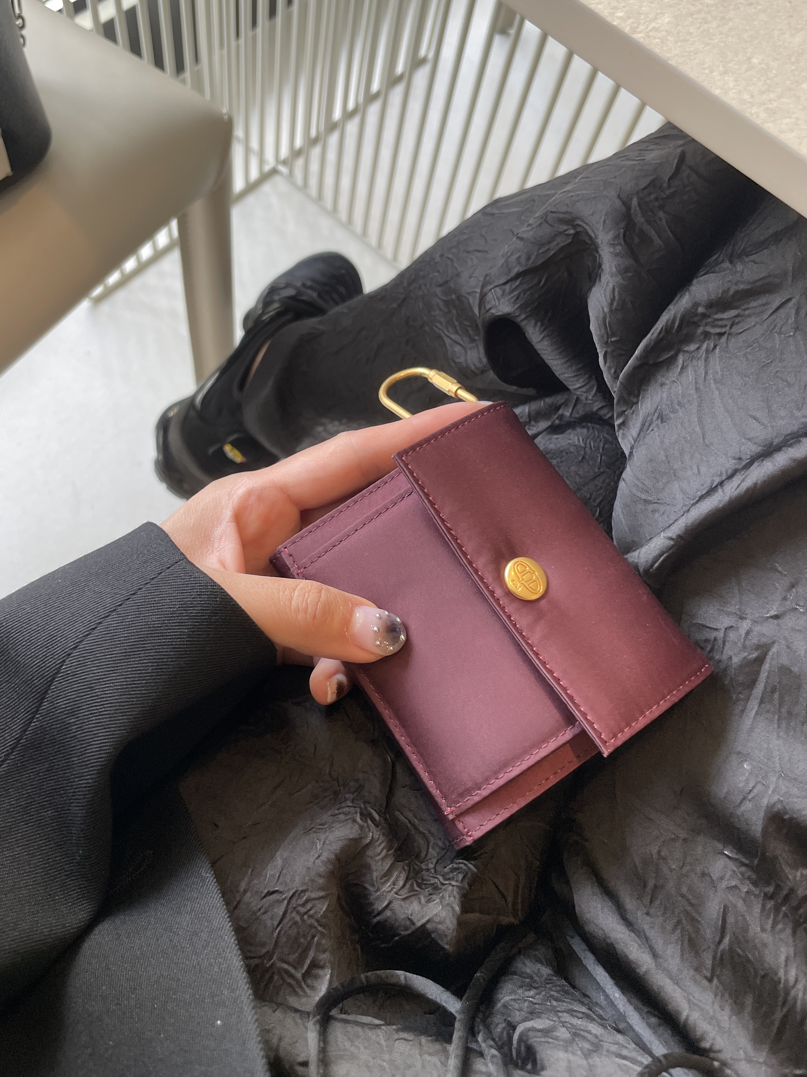 Athe Vanessabruno Jour Flap Wallet Burgundy, Athe Vanessabruno Jour Flap Wallet Black 착용 스타일