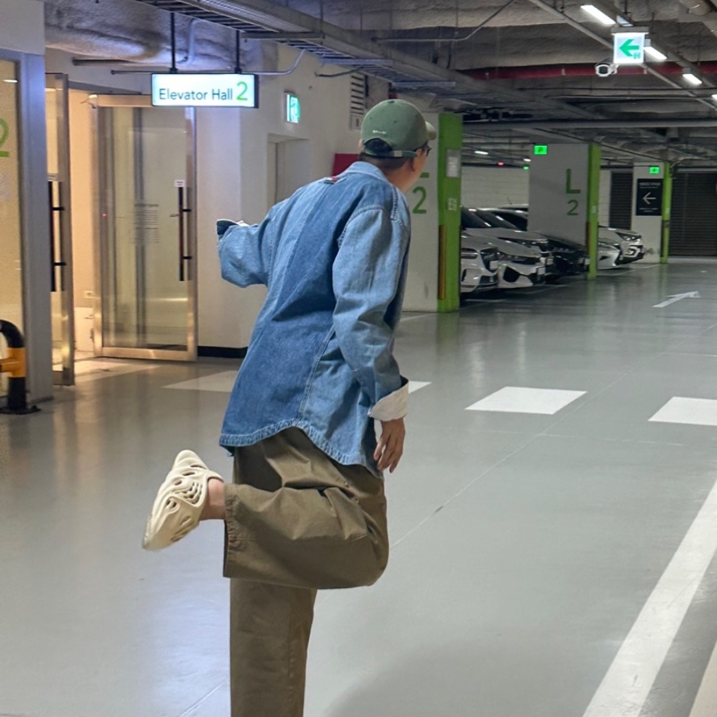 Adidas Yeezy Foam RNNR Sand 착용 스타일 - 1