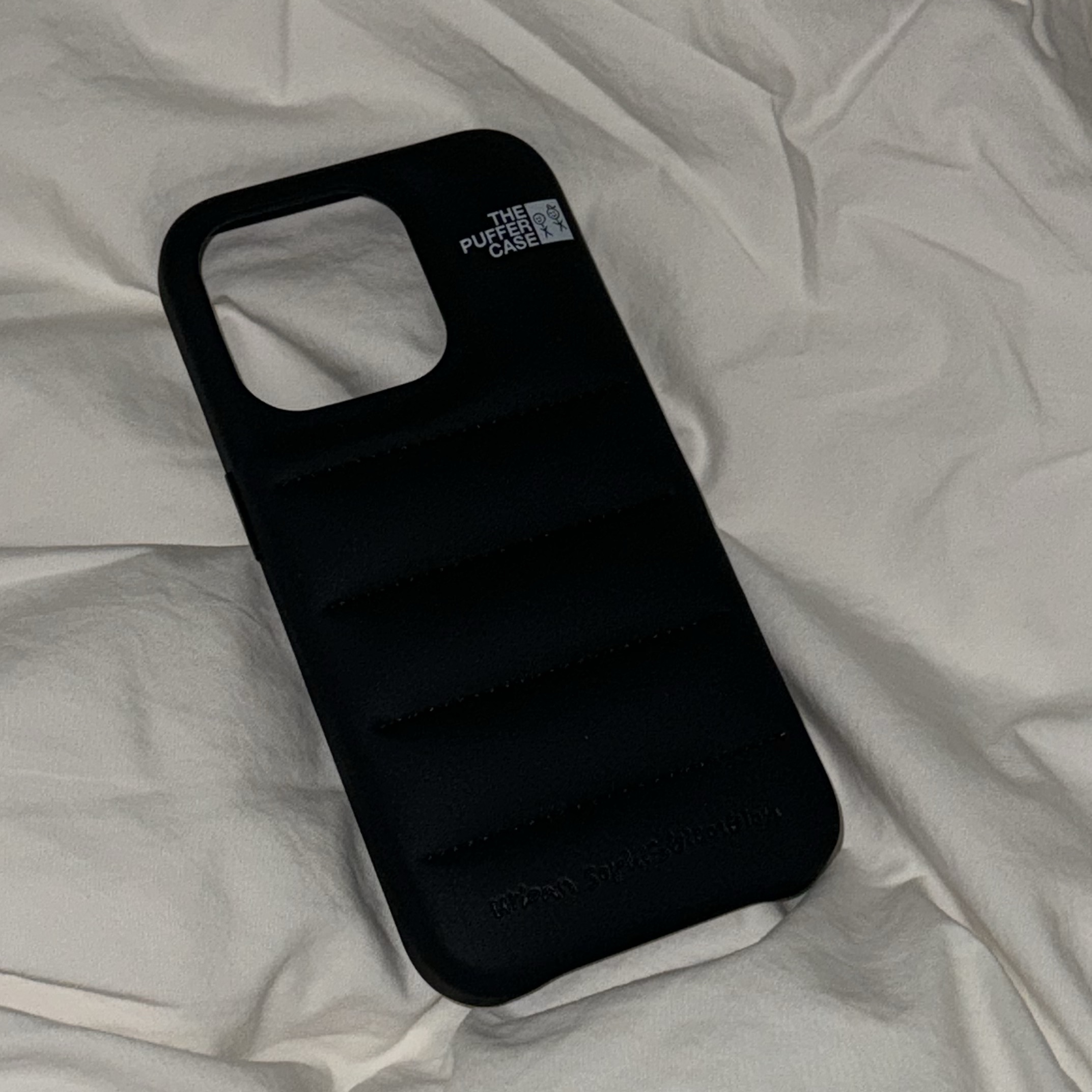 Urbansophistication The Puffer Case Black 착용 스타일