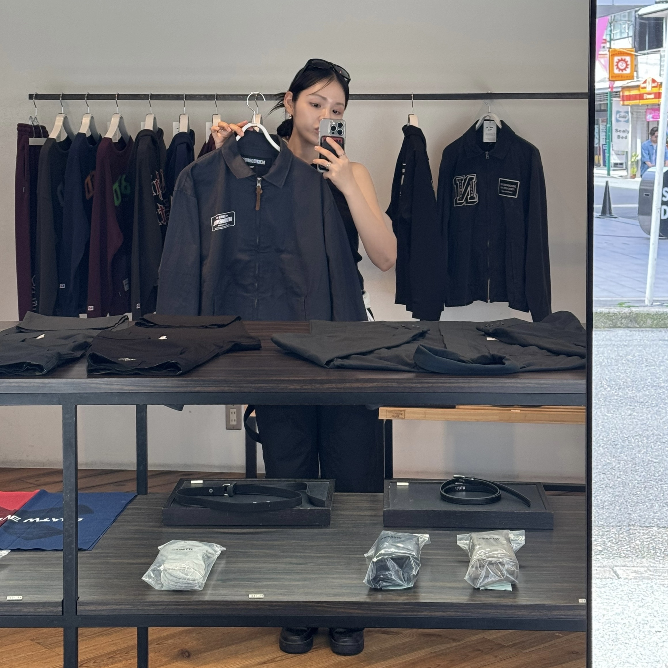 (W) Nike Air Force 1 '07 Low Triple Black, Nike Air Force 1 '07 Low Triple Black 착용 스타일 - 4