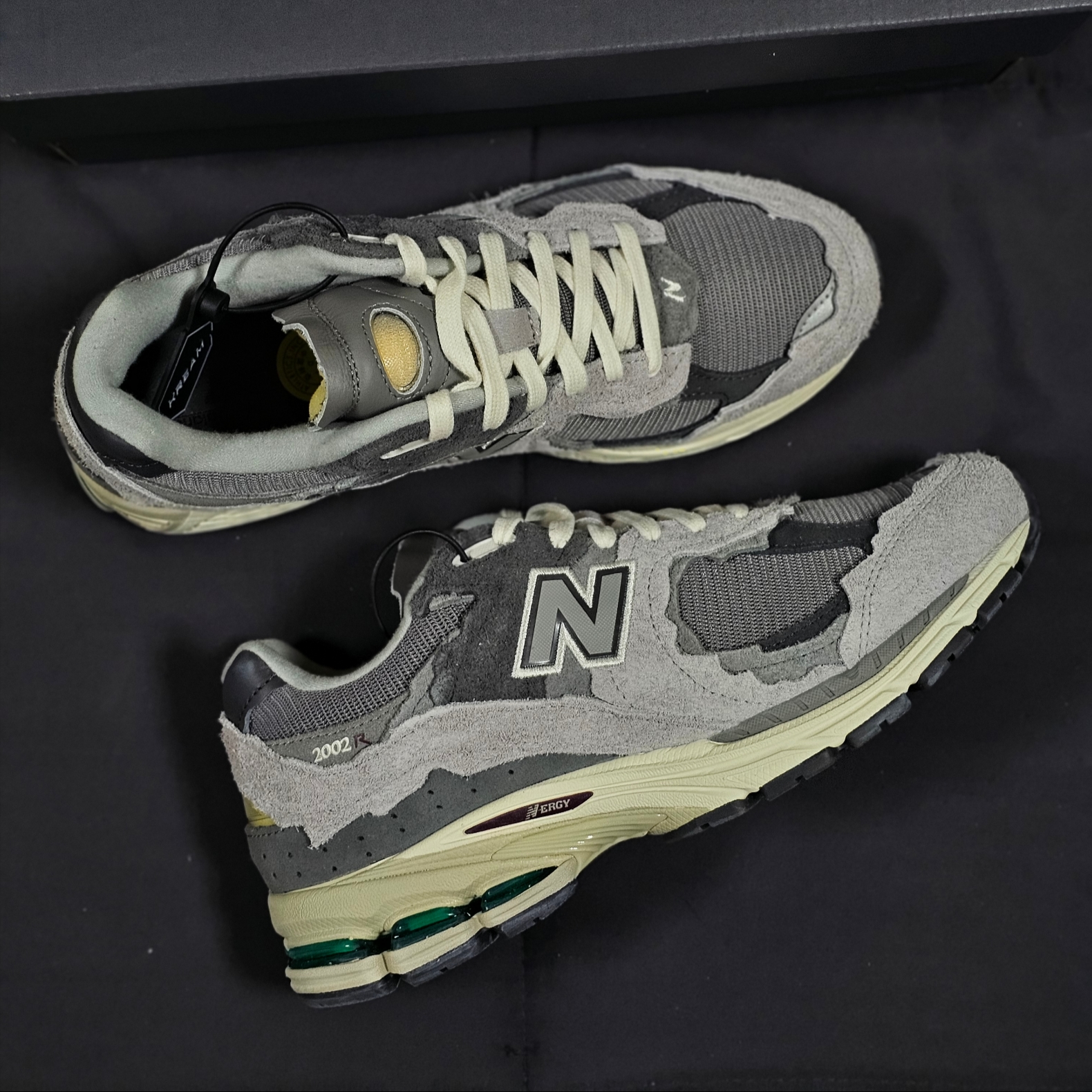 New Balance 2002R Protection Pack Rain Cloud 착용 스타일 - 1
