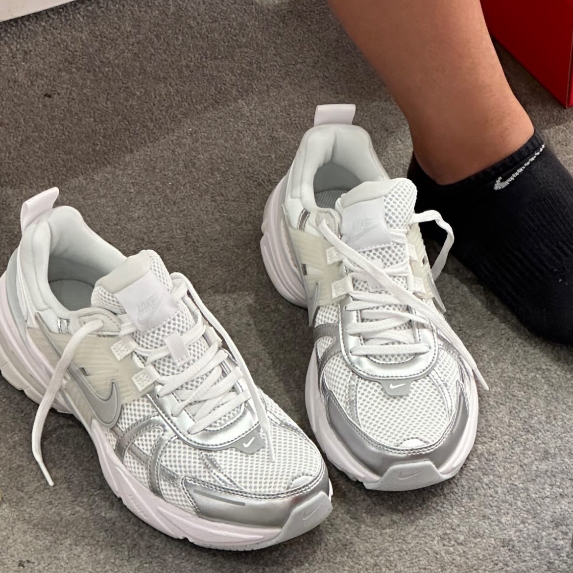 Nike V2K Run Metallic Silver White 착용 스타일 - 2