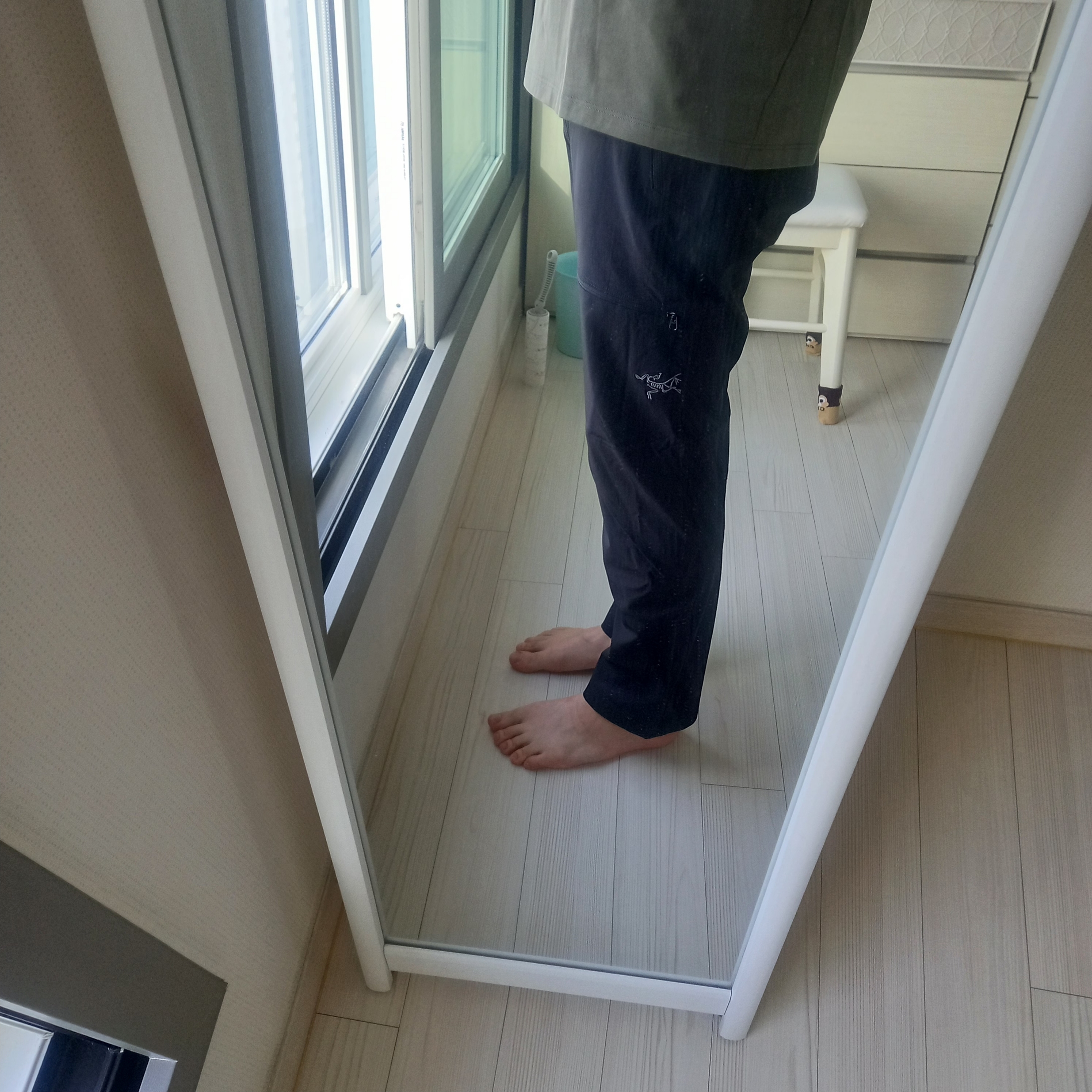 Arc'teryx Captive Split T-Shirt Black, Arc'teryx Gamma Lightweight Pants Black 착용 스타일 - 4